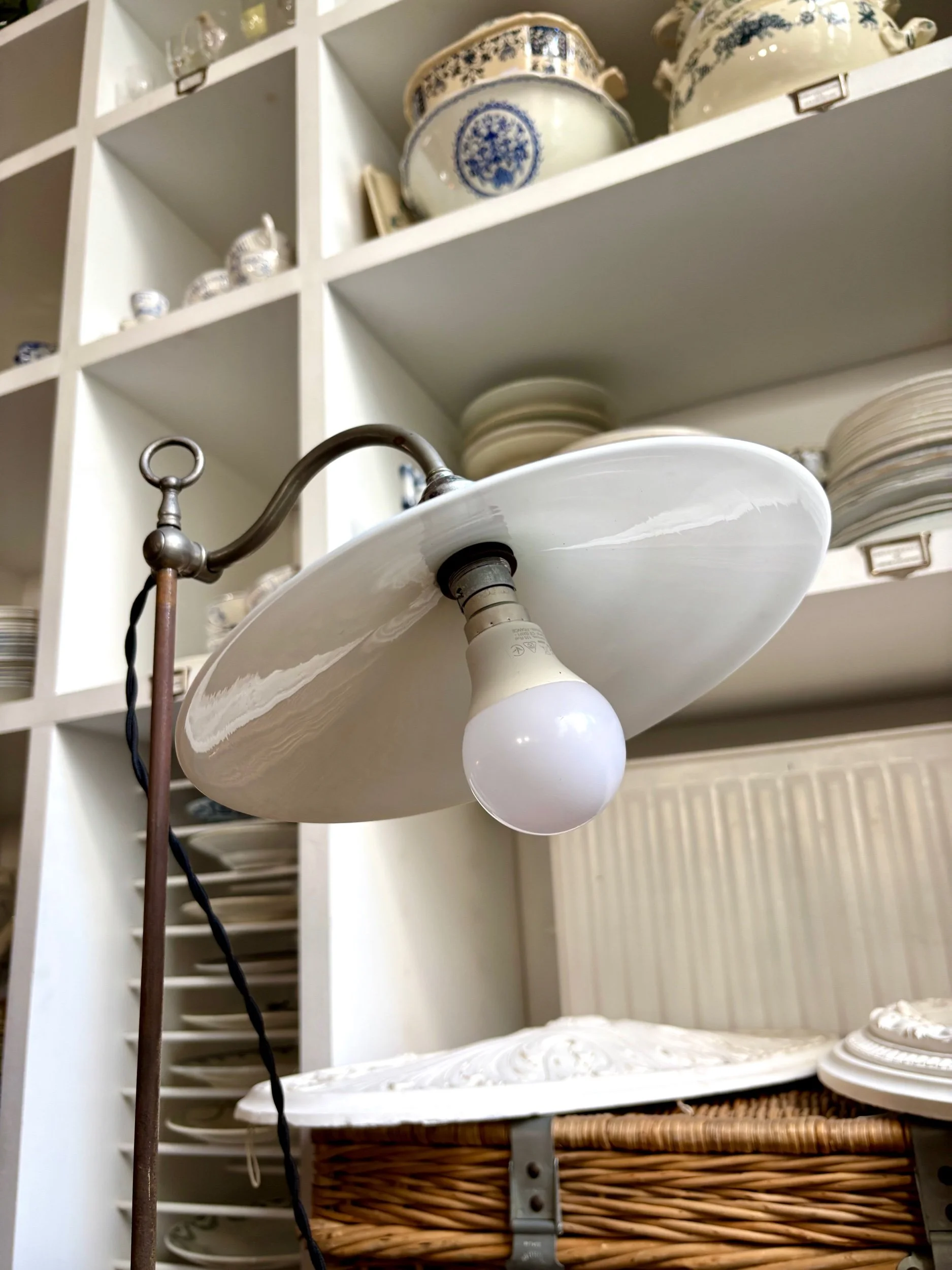 lampe-col-cycgne-metal-opaline-blanc-luminaire-vintage-axs-design-paris-france
