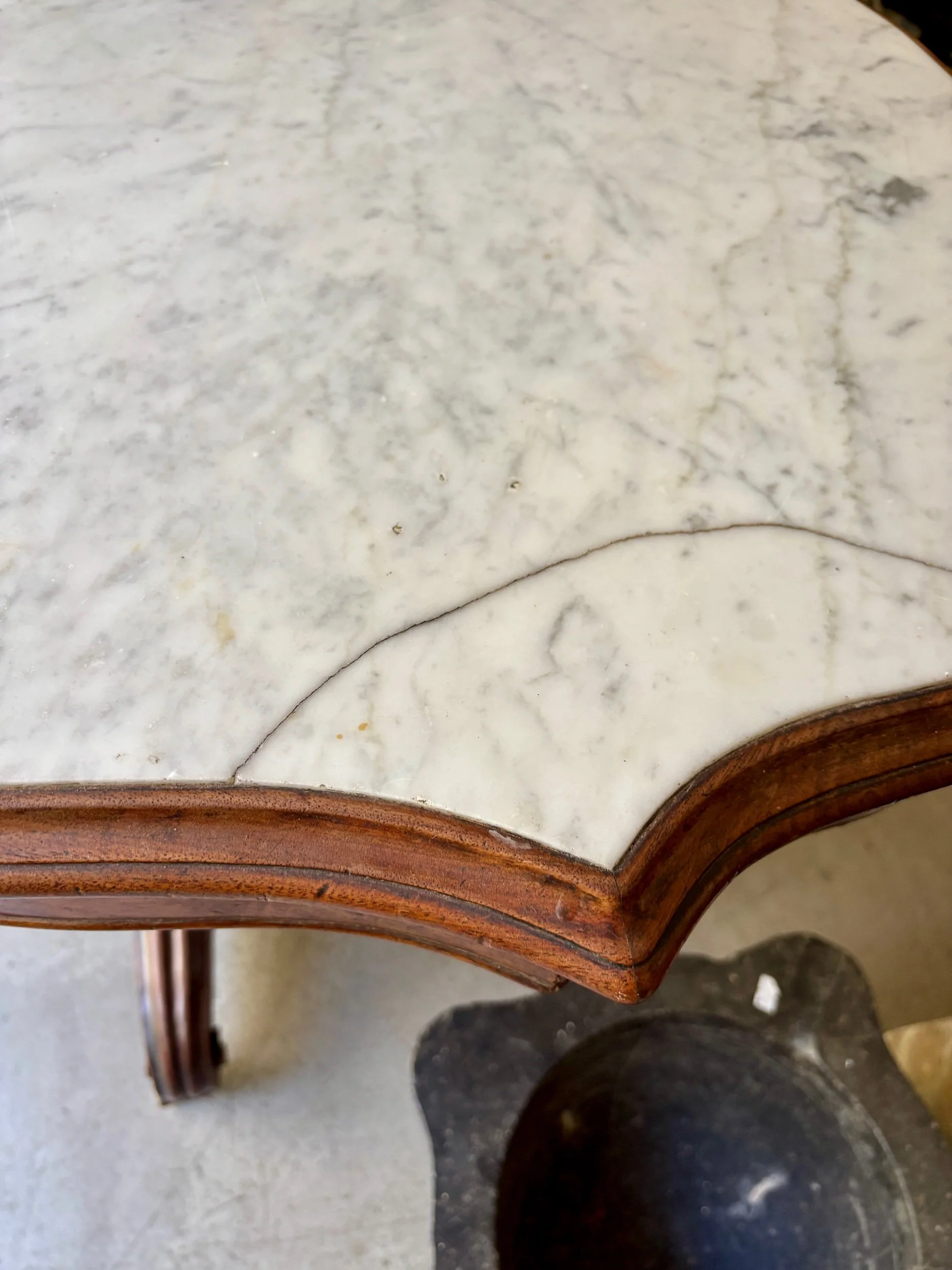 table-violon-bois-sculpte-marbre-meuble-vintage-axs-design-paris-france