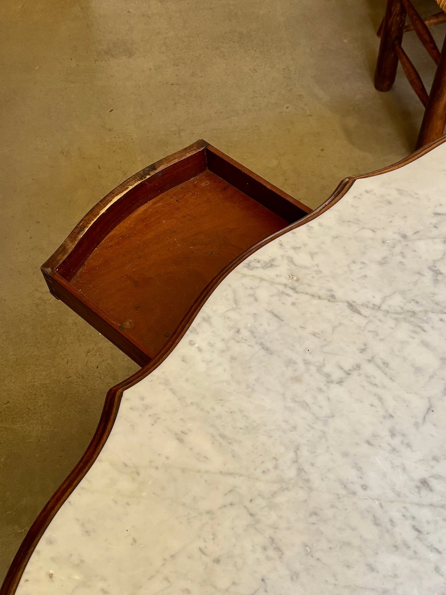 table-violon-bois-sculpte-marbre-meuble-vintage-axs-design-paris-france