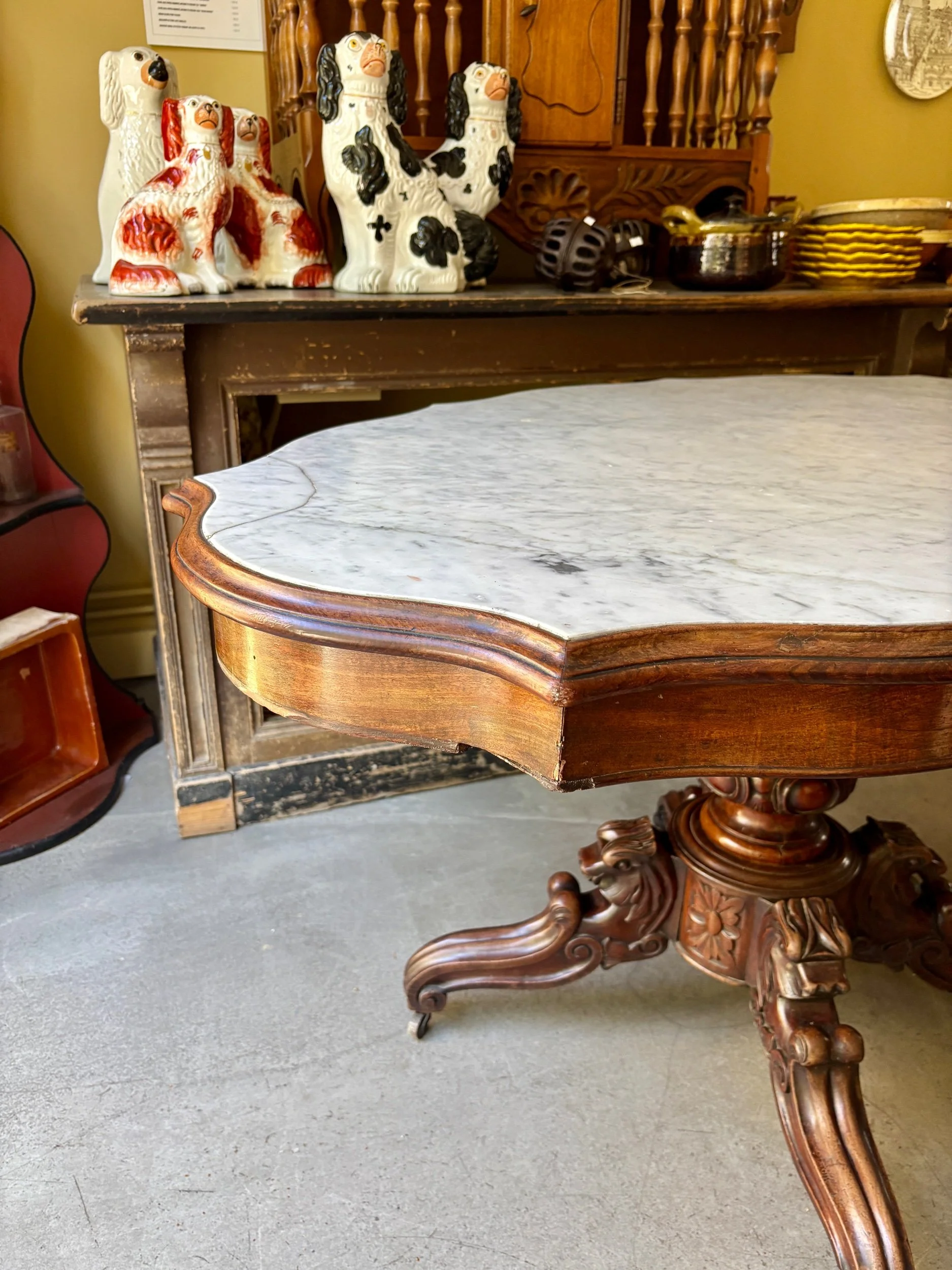table-violon-bois-sculpte-marbre-meuble-vintage-axs-design-paris-france
