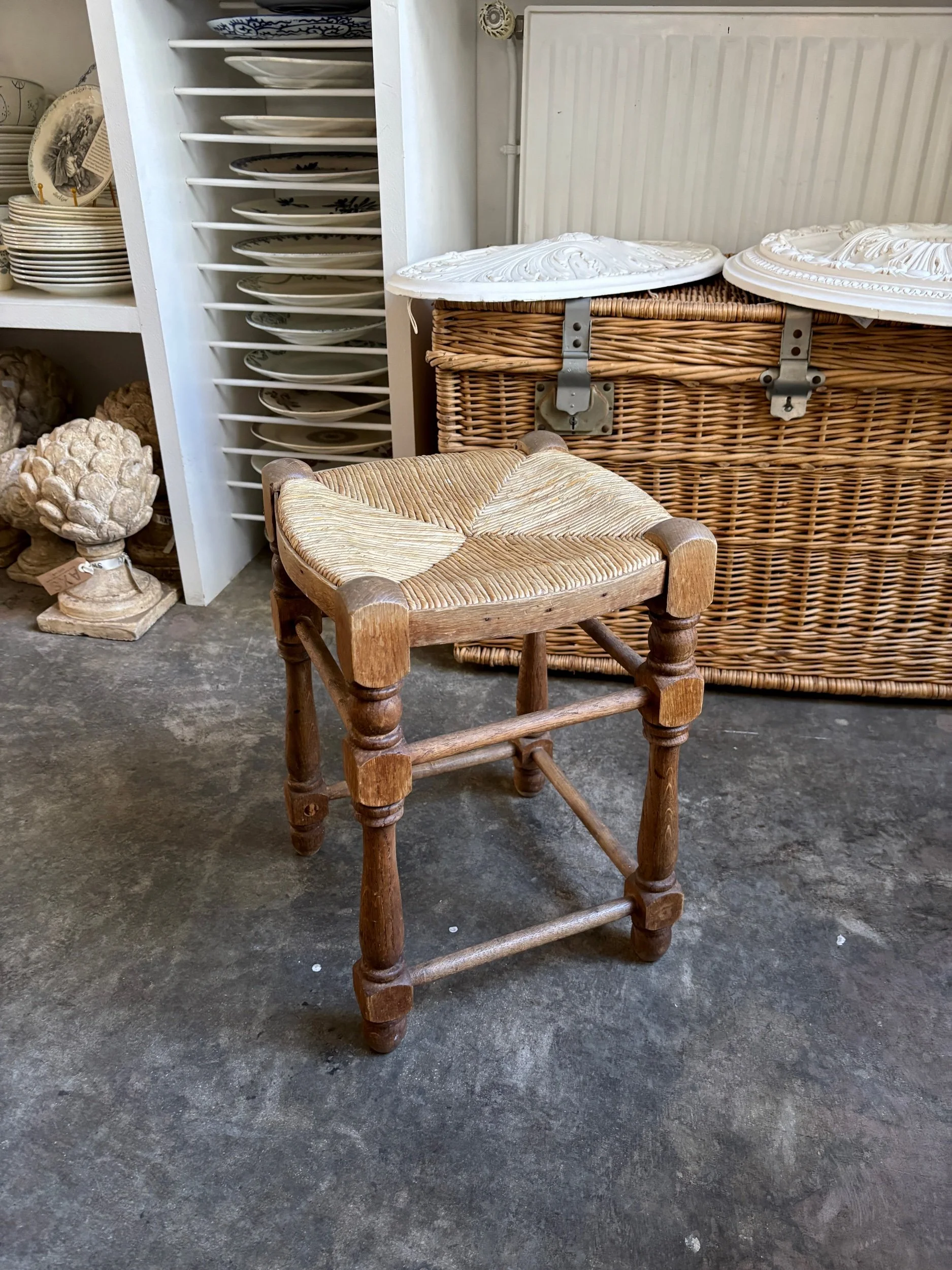 Tabouret en bois et paille tressée