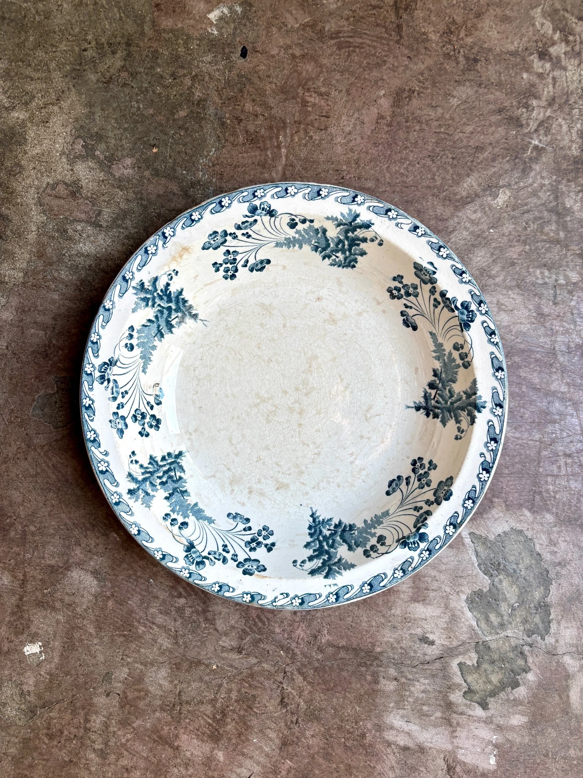 Plat rond et creux Longwy en terre de fer bleue, service "Chartres"