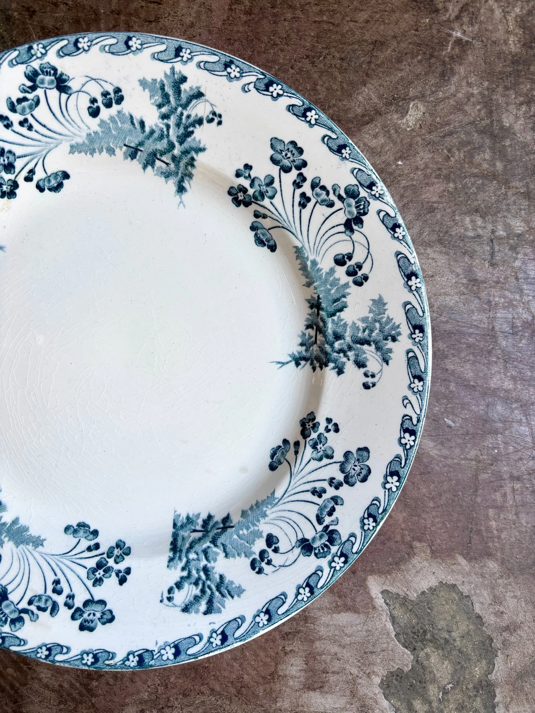 Plat rond Longwy en terre de fer bleue, service "Chartres"