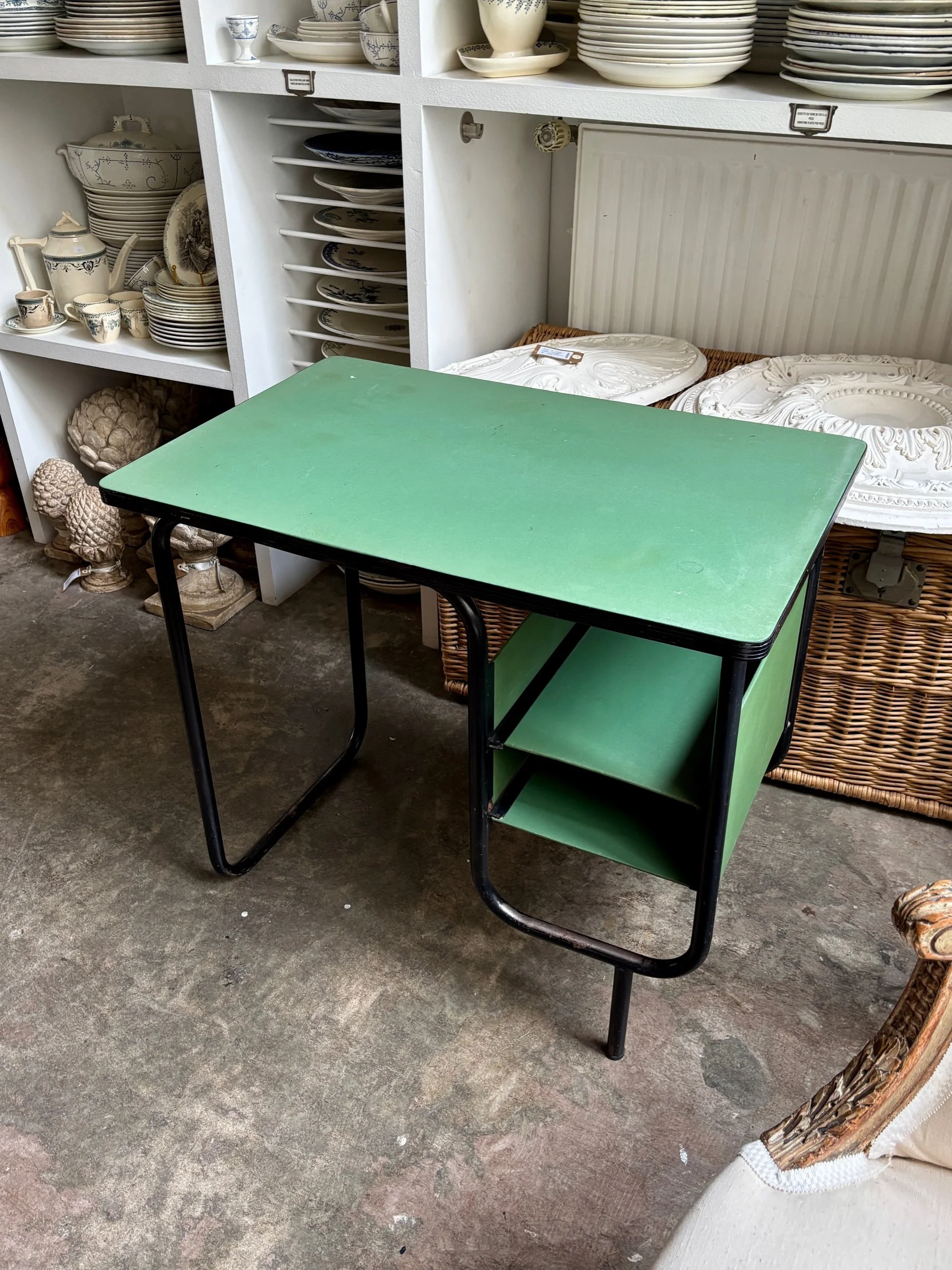 bureau-metal-noir-vinyle-vert-meuble-vintage-axs-design-paris-france