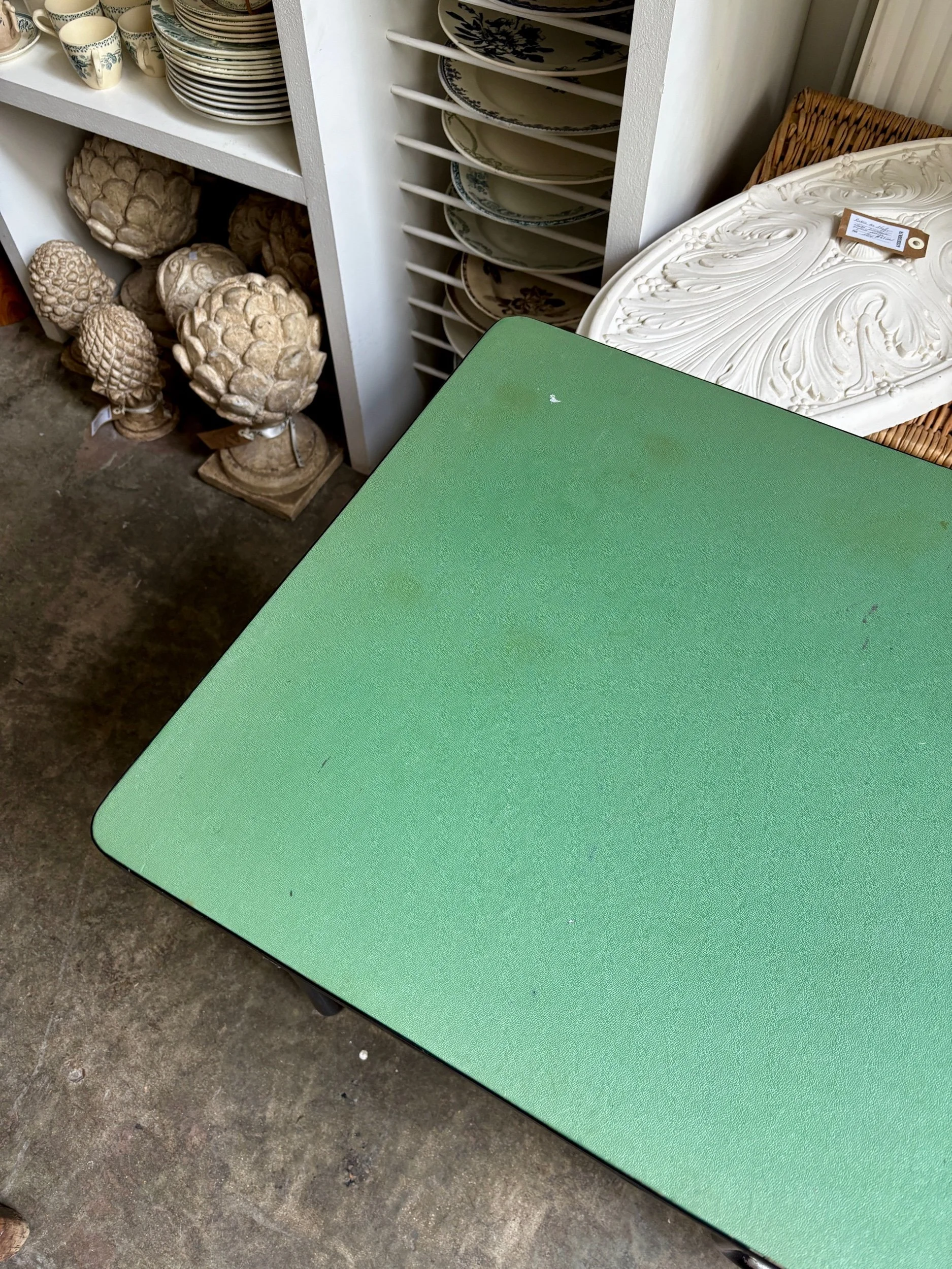 bureau-metal-noir-vinyle-vert-meuble-vintage-axs-design-paris-france