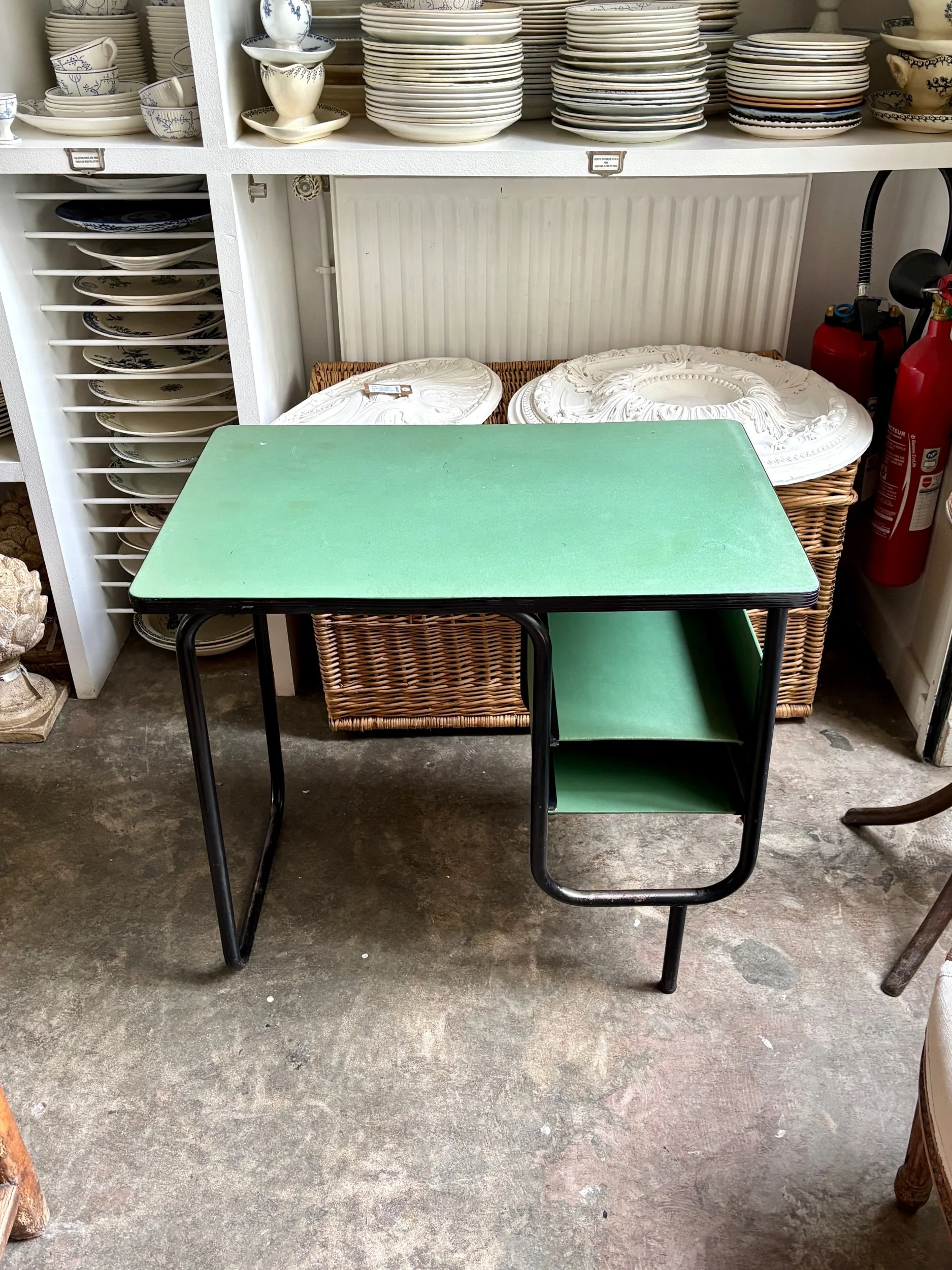 bureau-metal-noir-vinyle-vert-meuble-vintage-axs-design-paris-france