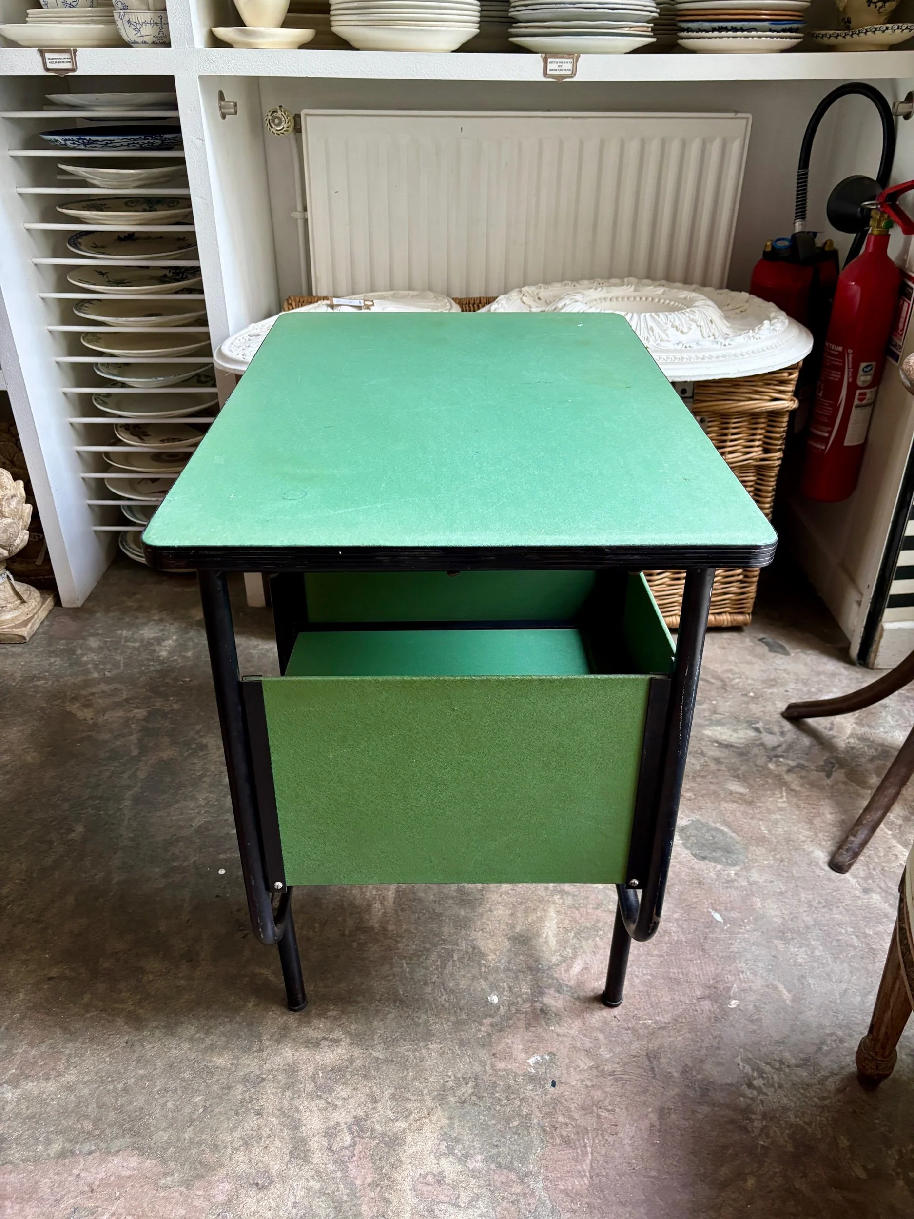 bureau-metal-noir-vinyle-vert-meuble-vintage-axs-design-paris-france