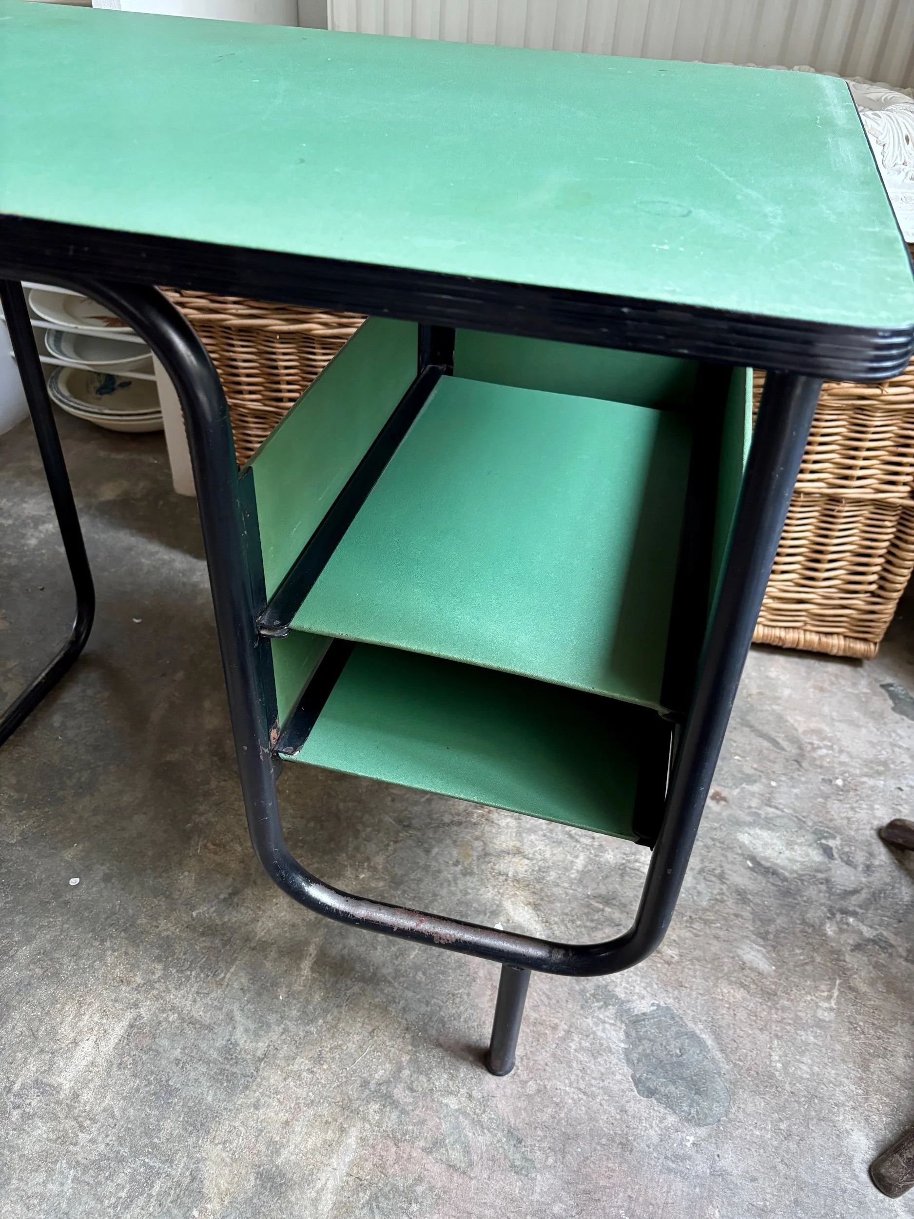 bureau-metal-noir-vinyle-vert-meuble-vintage-axs-design-paris-france