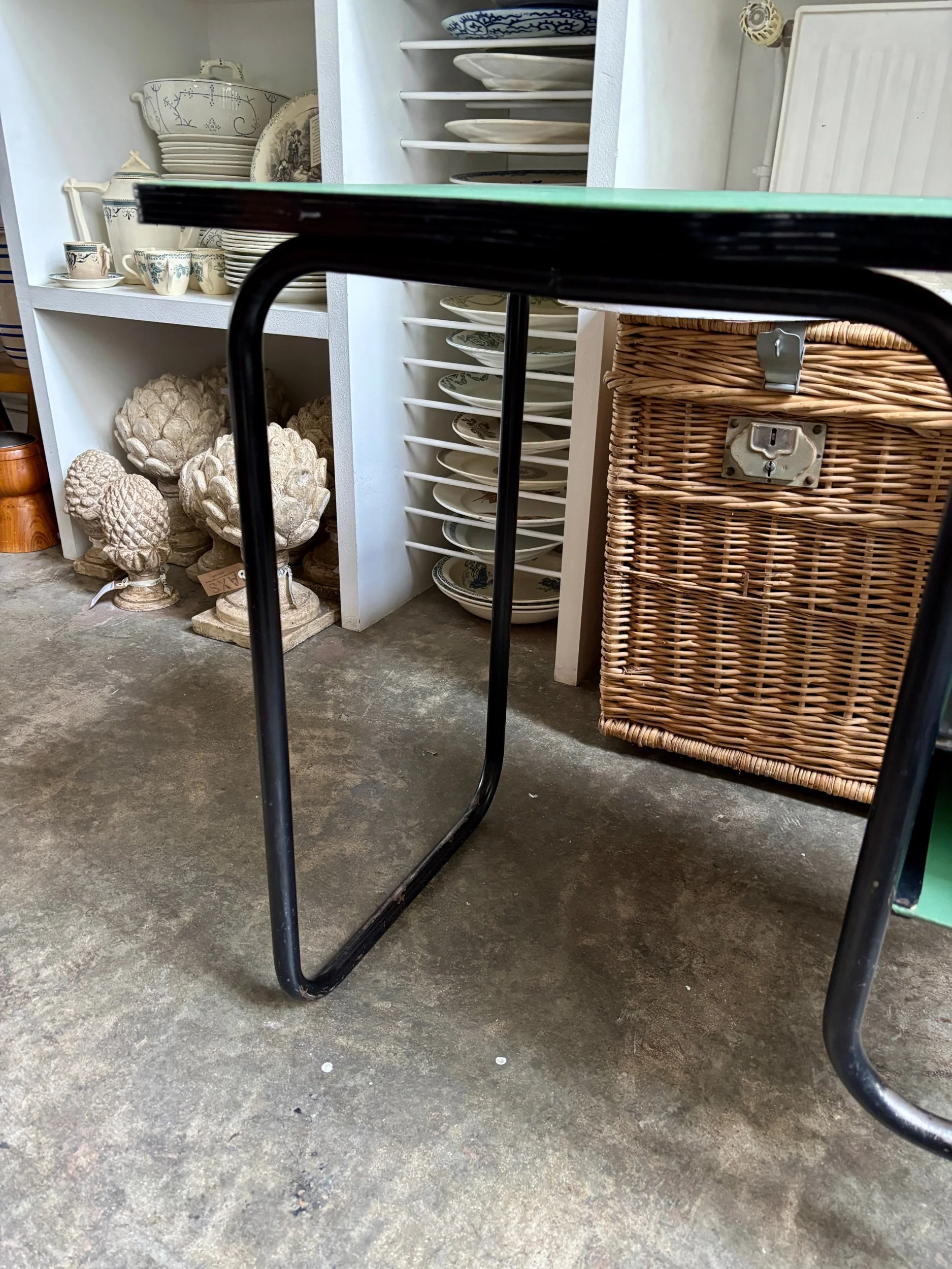 bureau-metal-noir-vinyle-vert-meuble-vintage-axs-design-paris-france
