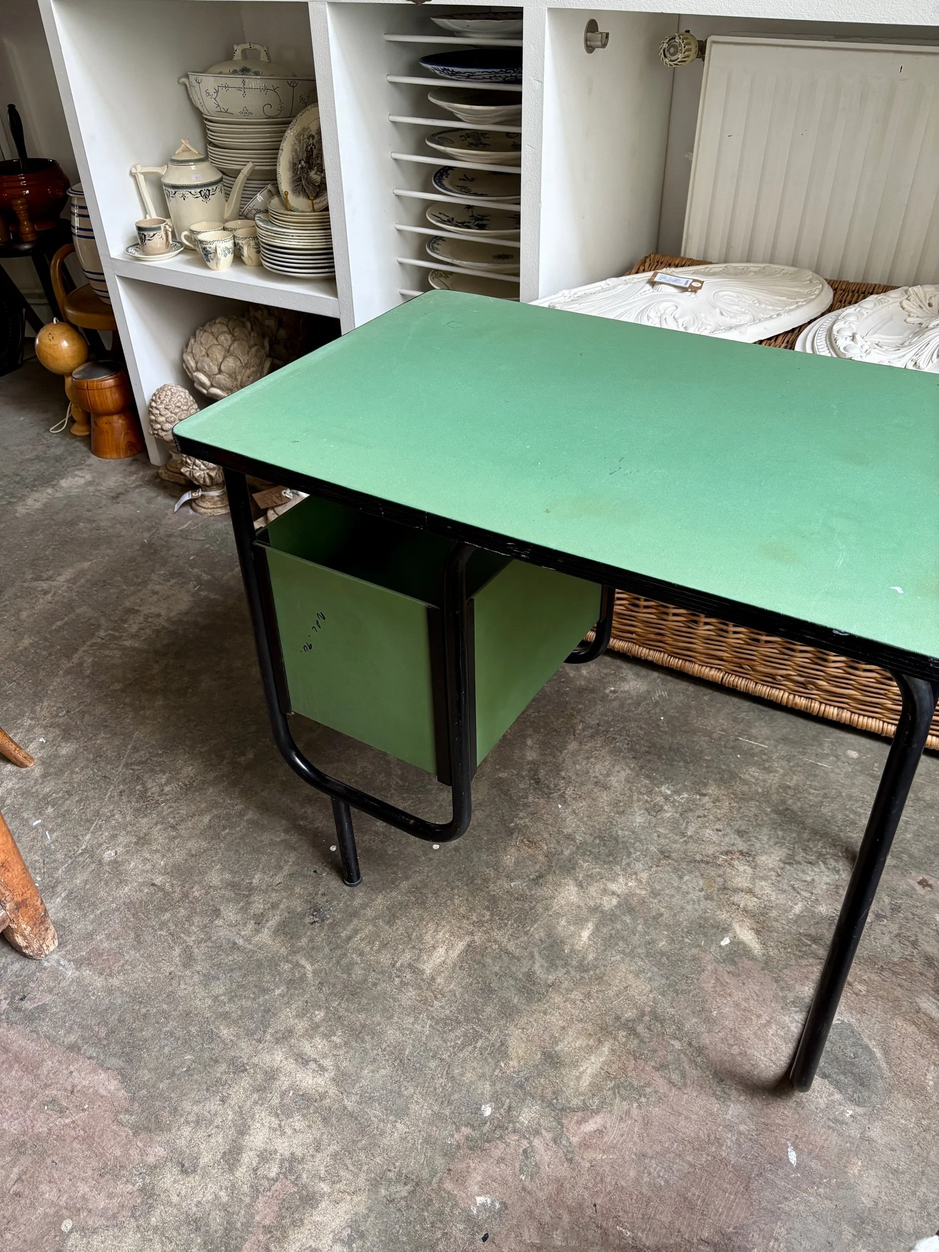 bureau-metal-noir-vinyle-vert-meuble-vintage-axs-design-paris-france