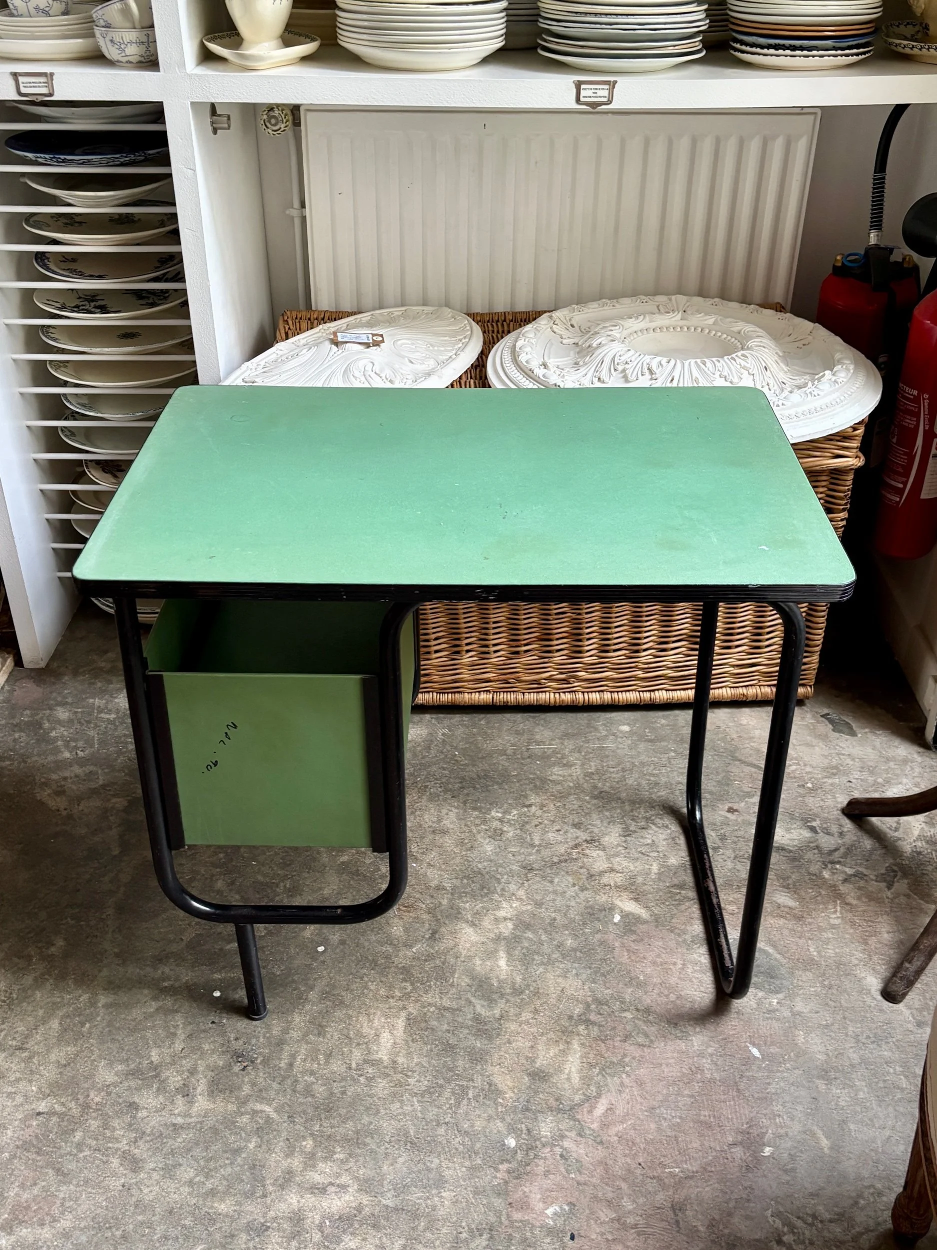 bureau-metal-noir-vinyle-vert-meuble-vintage-axs-design-paris-france