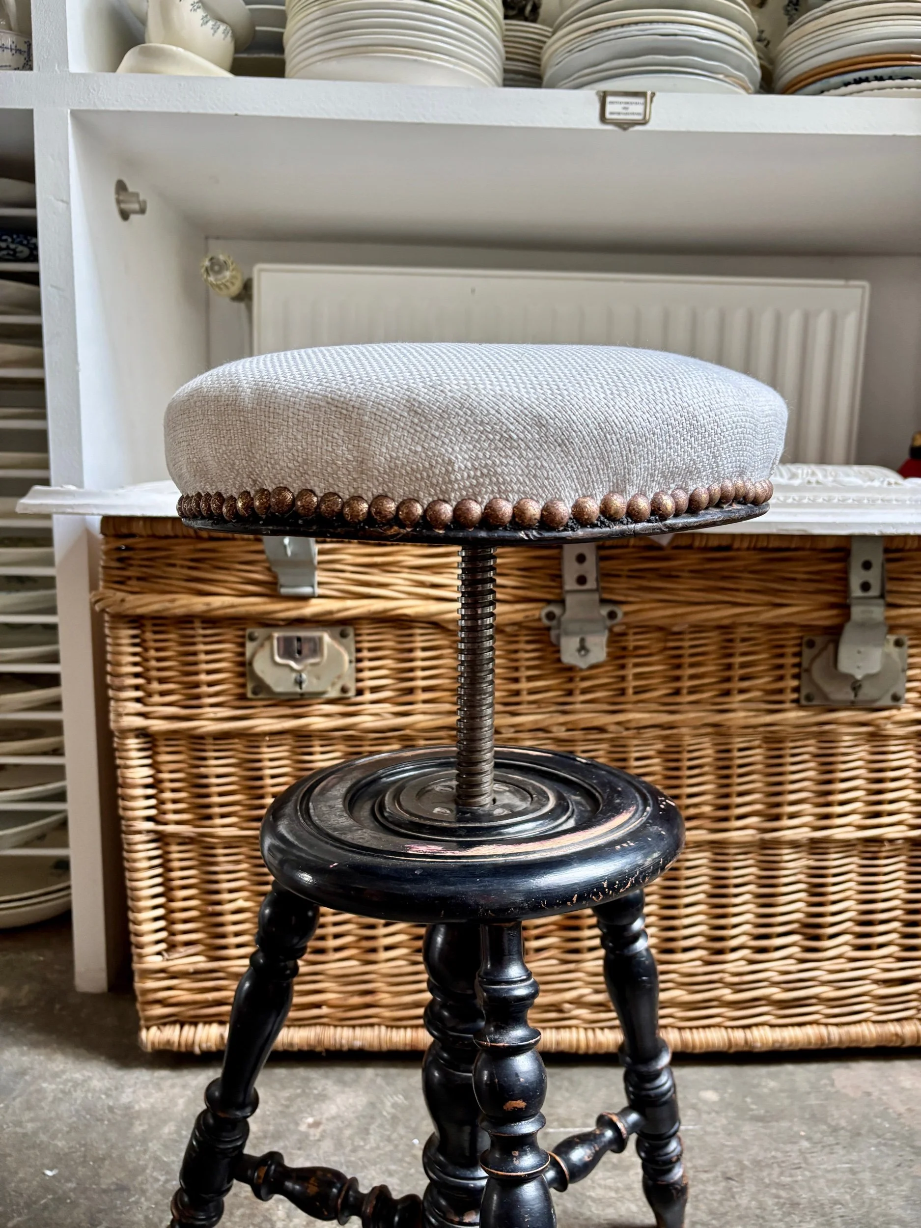 tabouret-piano-napoleon-iii-bois-noir-coton-beige-assise-vintage-axs-design-paris-france