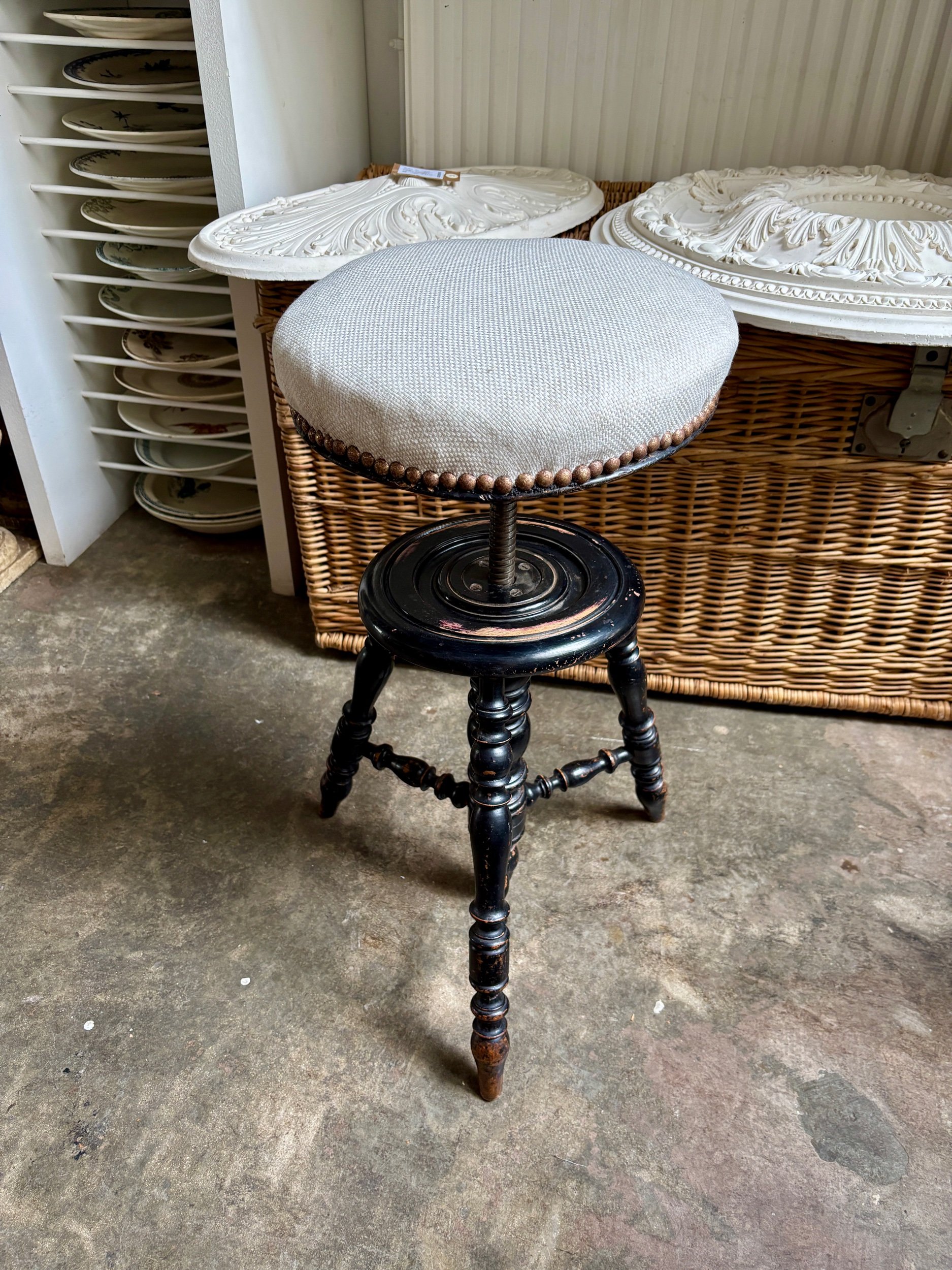 Tabouret de piano Napoléon III ajustable en bois noir et coton beige