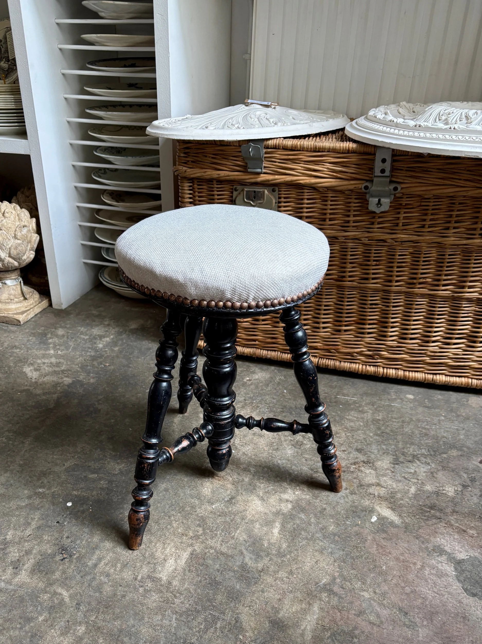 tabouret-piano-napoleon-iii-bois-noir-coton-beige-assise-vintage-axs-design-paris-france