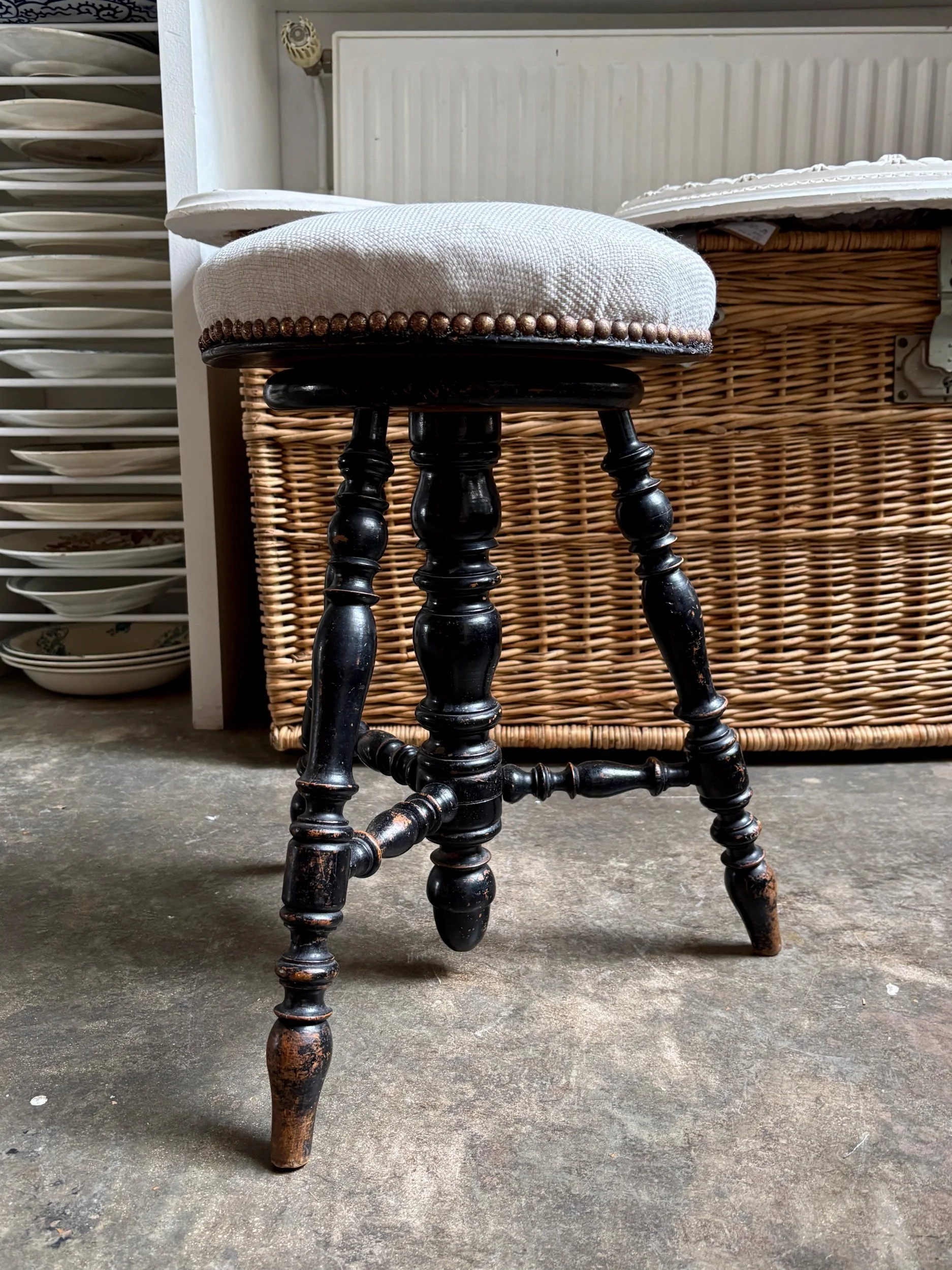 tabouret-piano-napoleon-iii-bois-noir-coton-beige-assise-vintage-axs-design-paris-france