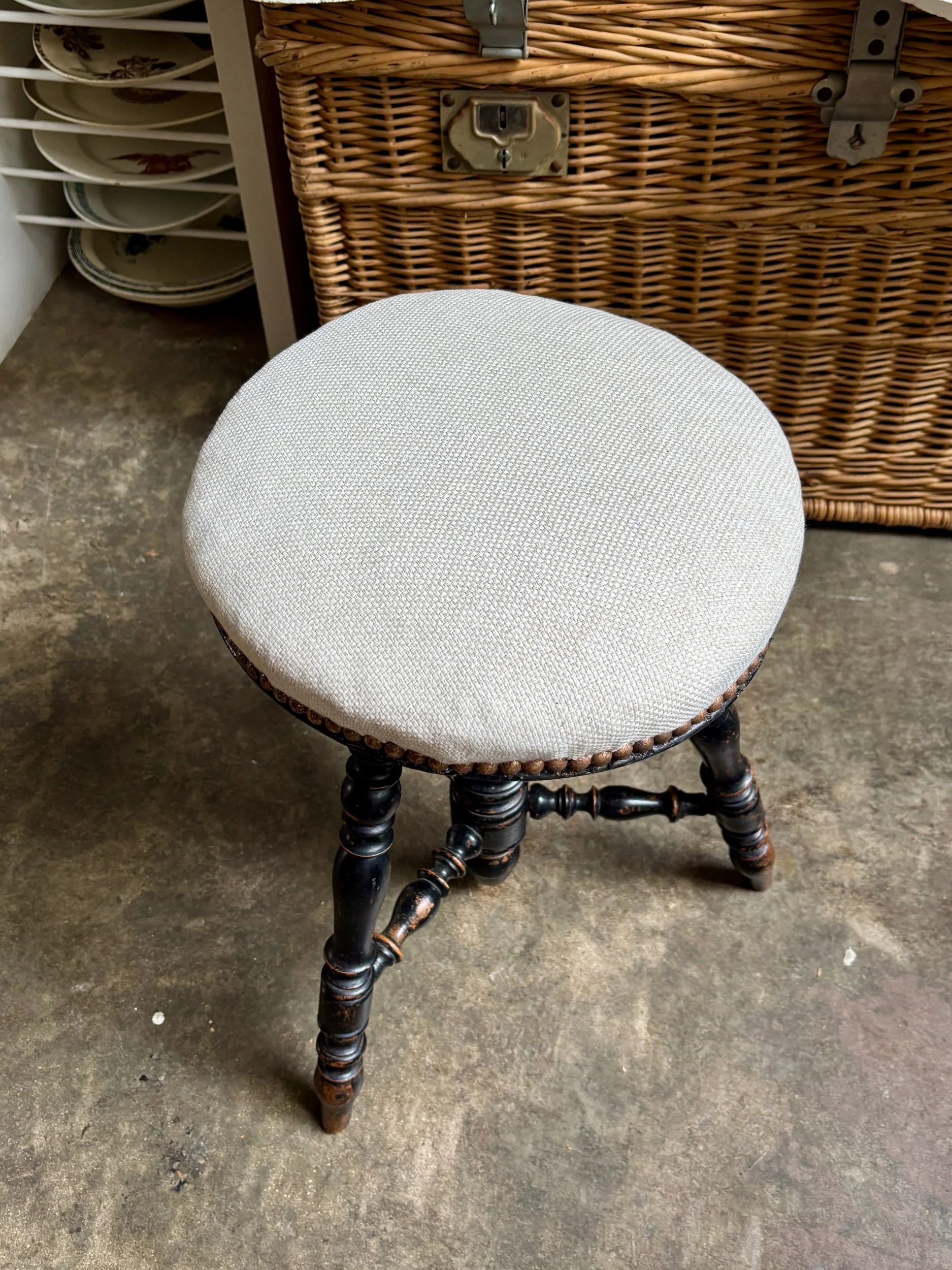 tabouret-piano-napoleon-iii-bois-noir-coton-beige-assise-vintage-axs-design-paris-france