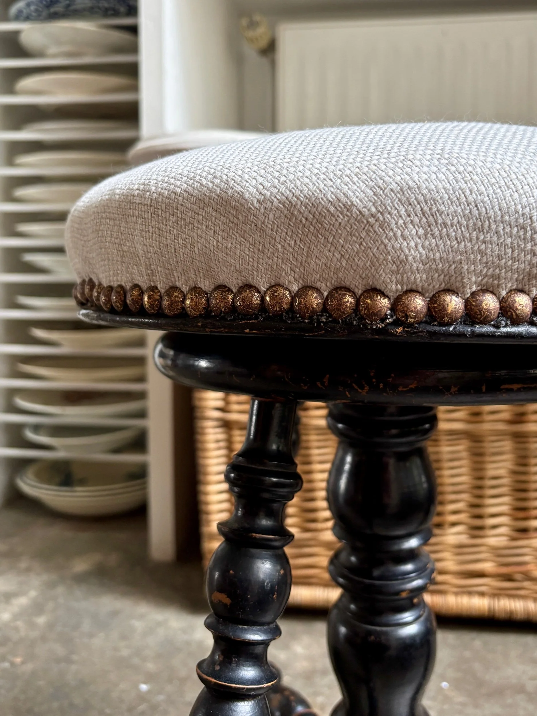 tabouret-piano-napoleon-iii-bois-noir-coton-beige-assise-vintage-axs-design-paris-france