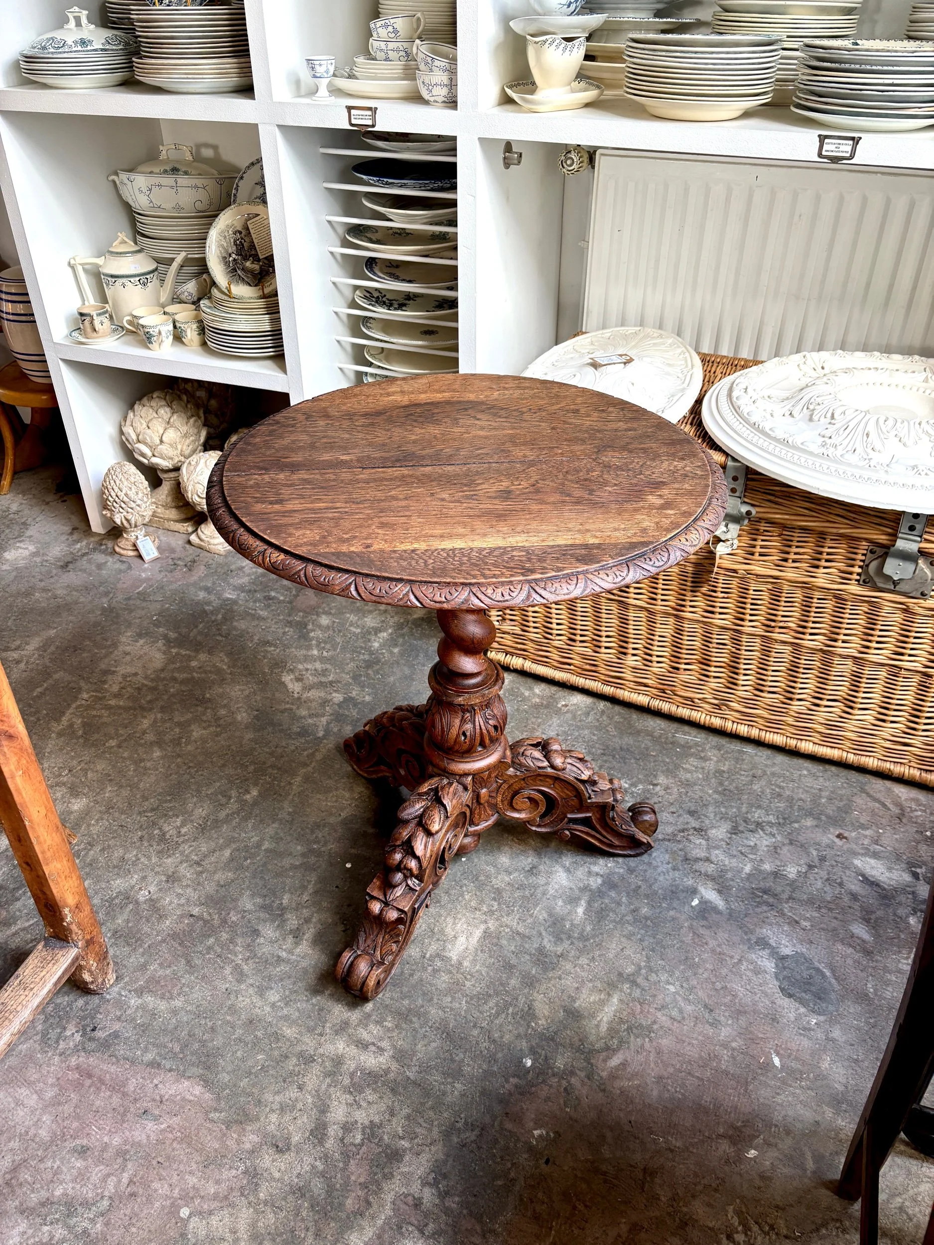 Table d'appoint, guéridon en bois foncé ciselé ⌀ 62 cm