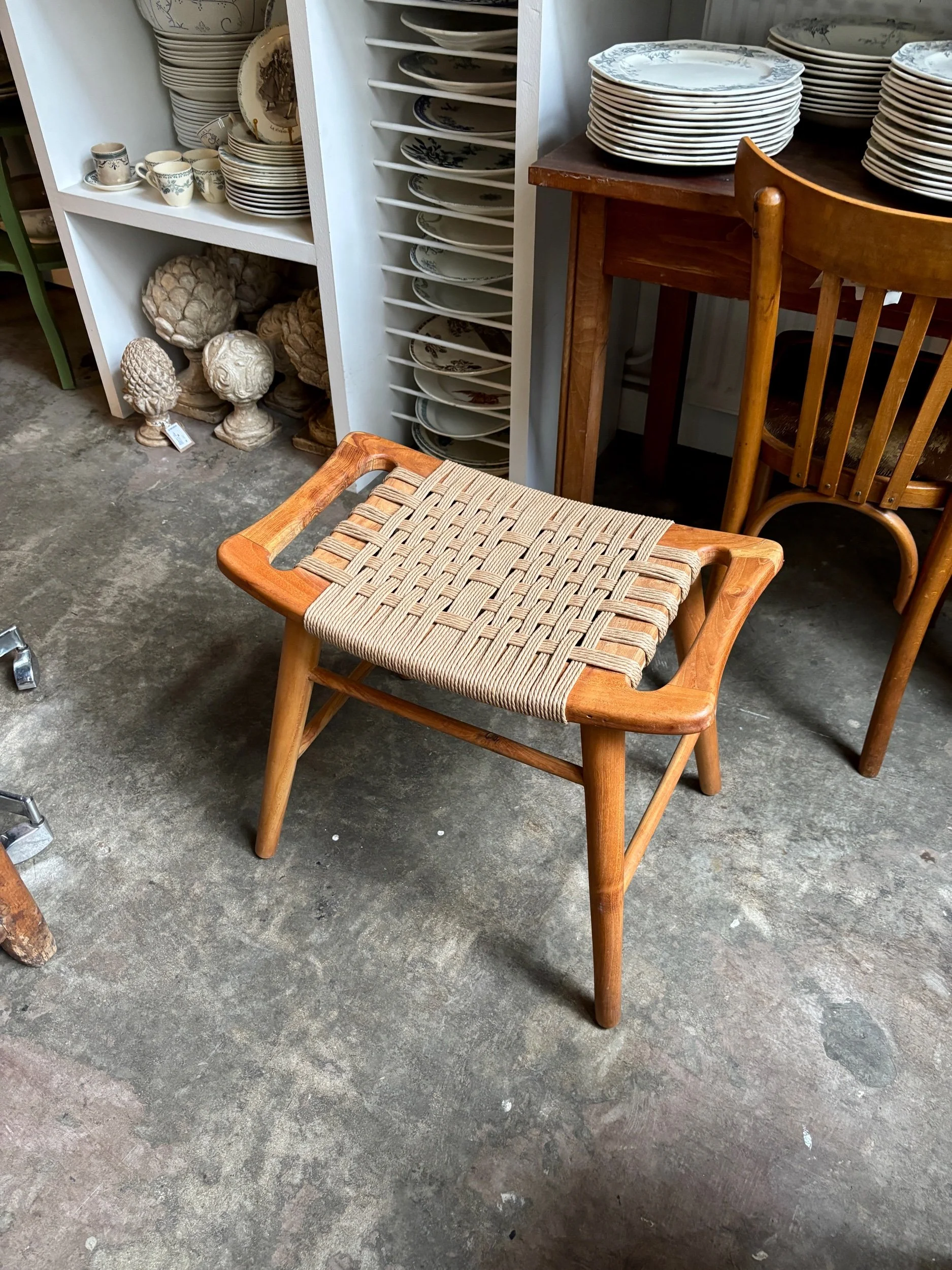 Tabouret en bois et corde danoise