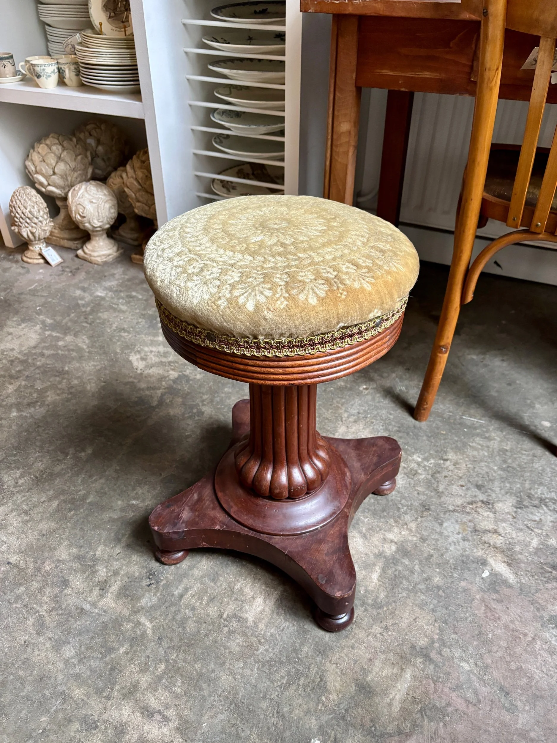 Tabouret de piano ajustable en bois foncé et velours gaufré