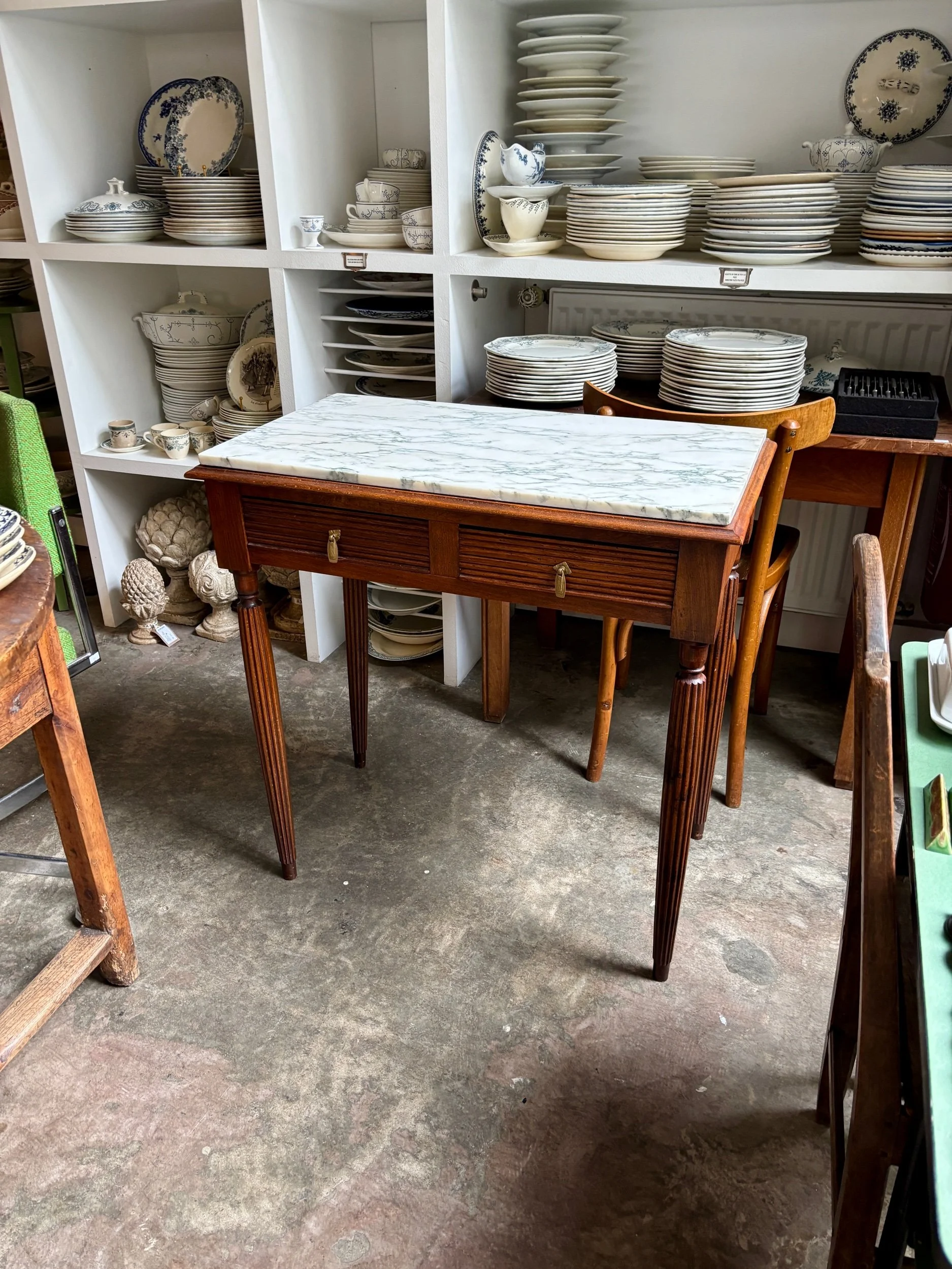 Bureau, table d'appoint en bois foncé et marbre ☐ 79 x 45 cm
