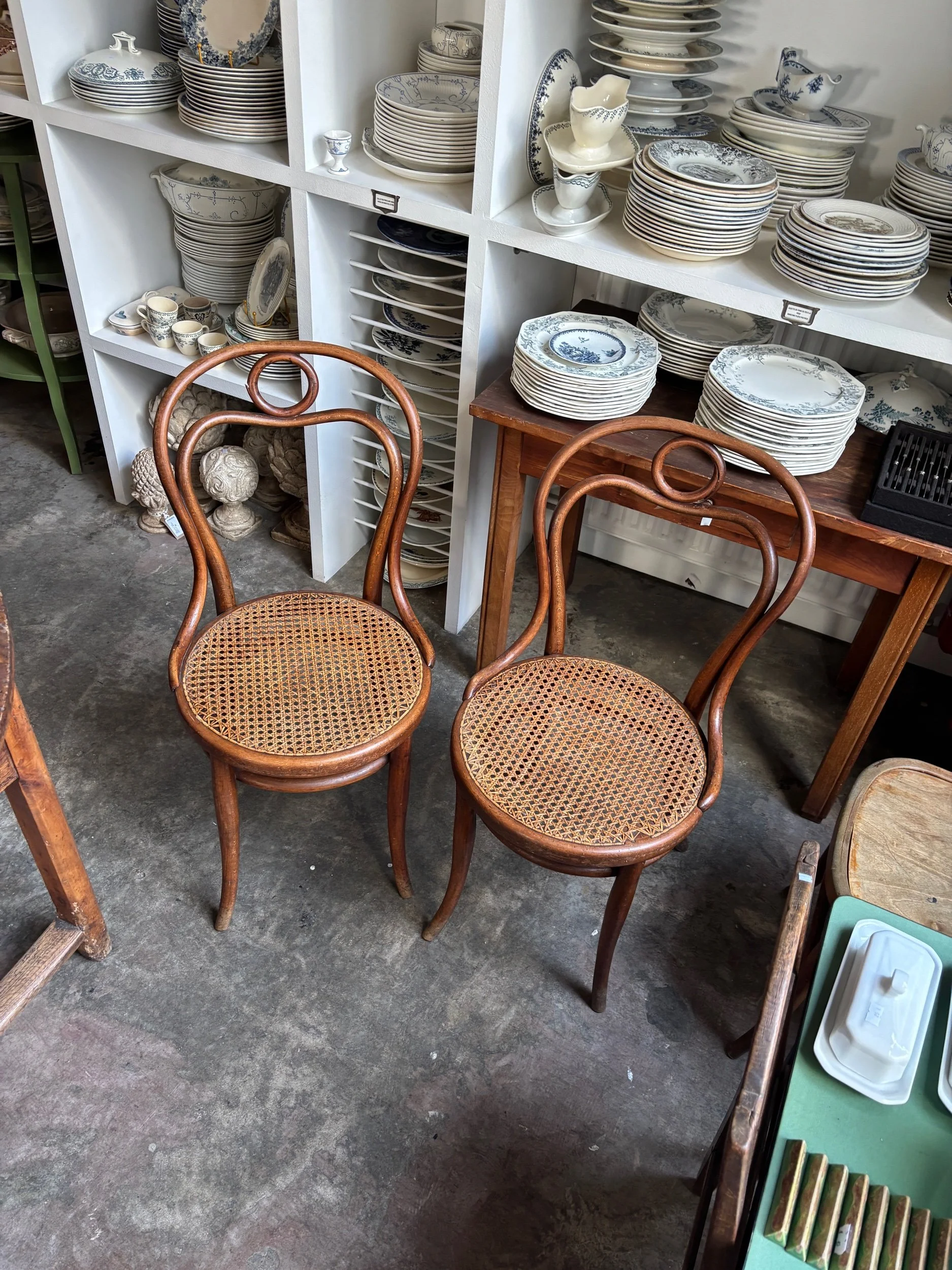 2 chaises Thonet n°31 en hêtre contré et cannage
