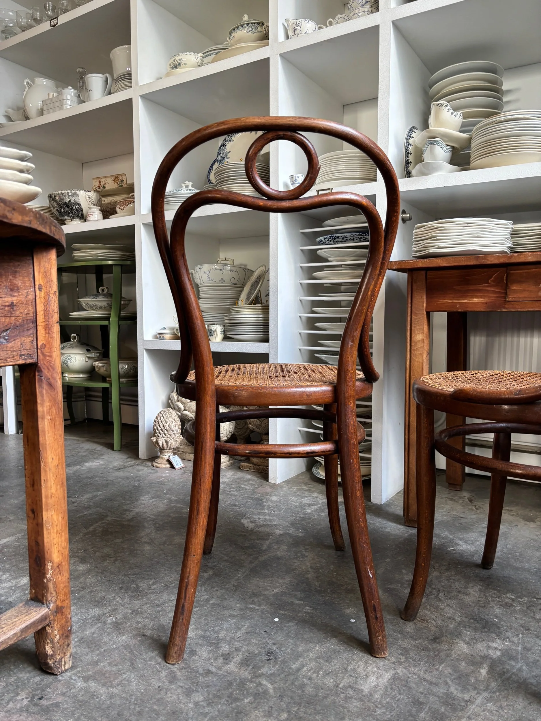 chaises-thonet-bistrot-bois-assise-vintage-axs-design-paris-france
