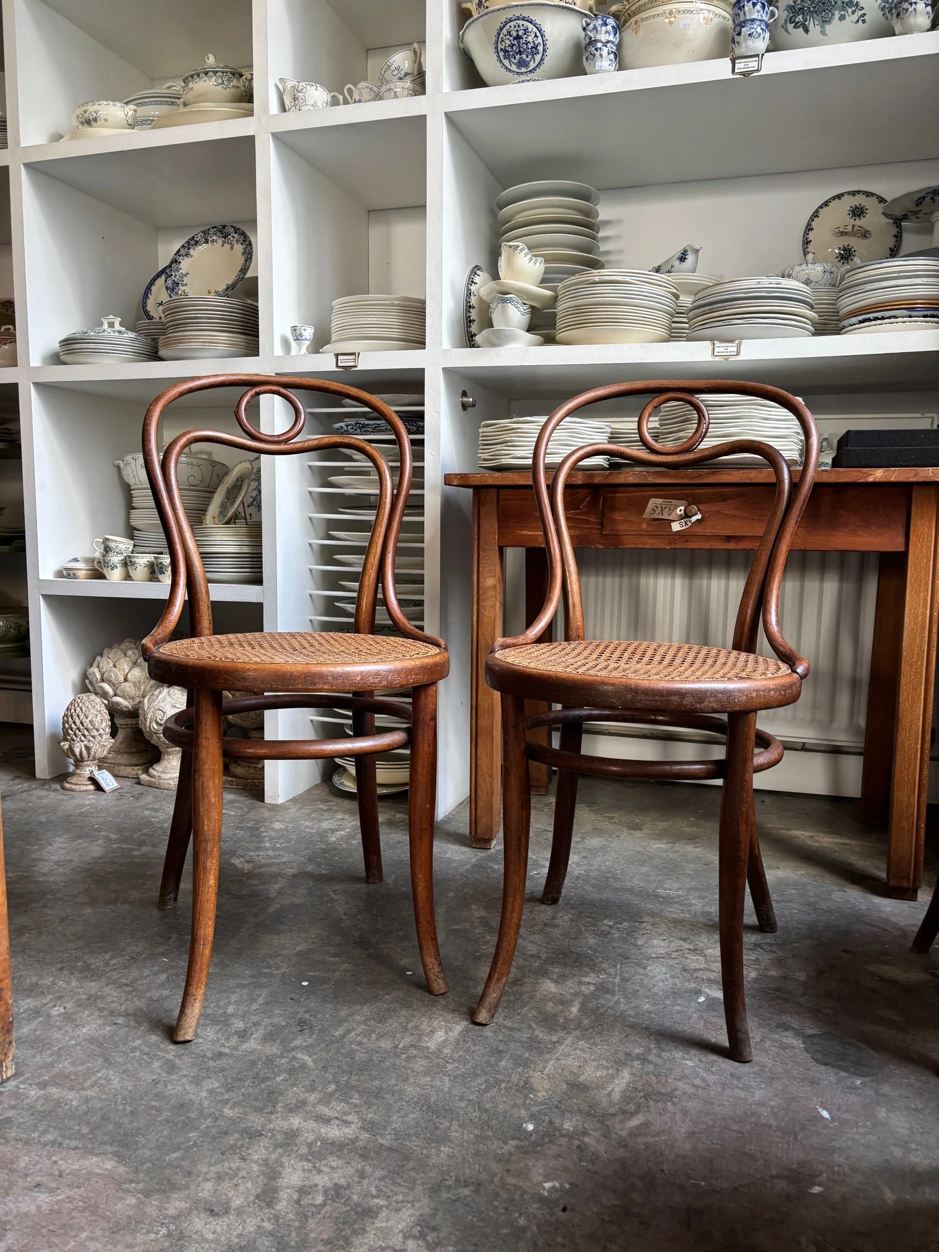chaises-thonet-bistrot-bois-assise-vintage-axs-design-paris-france