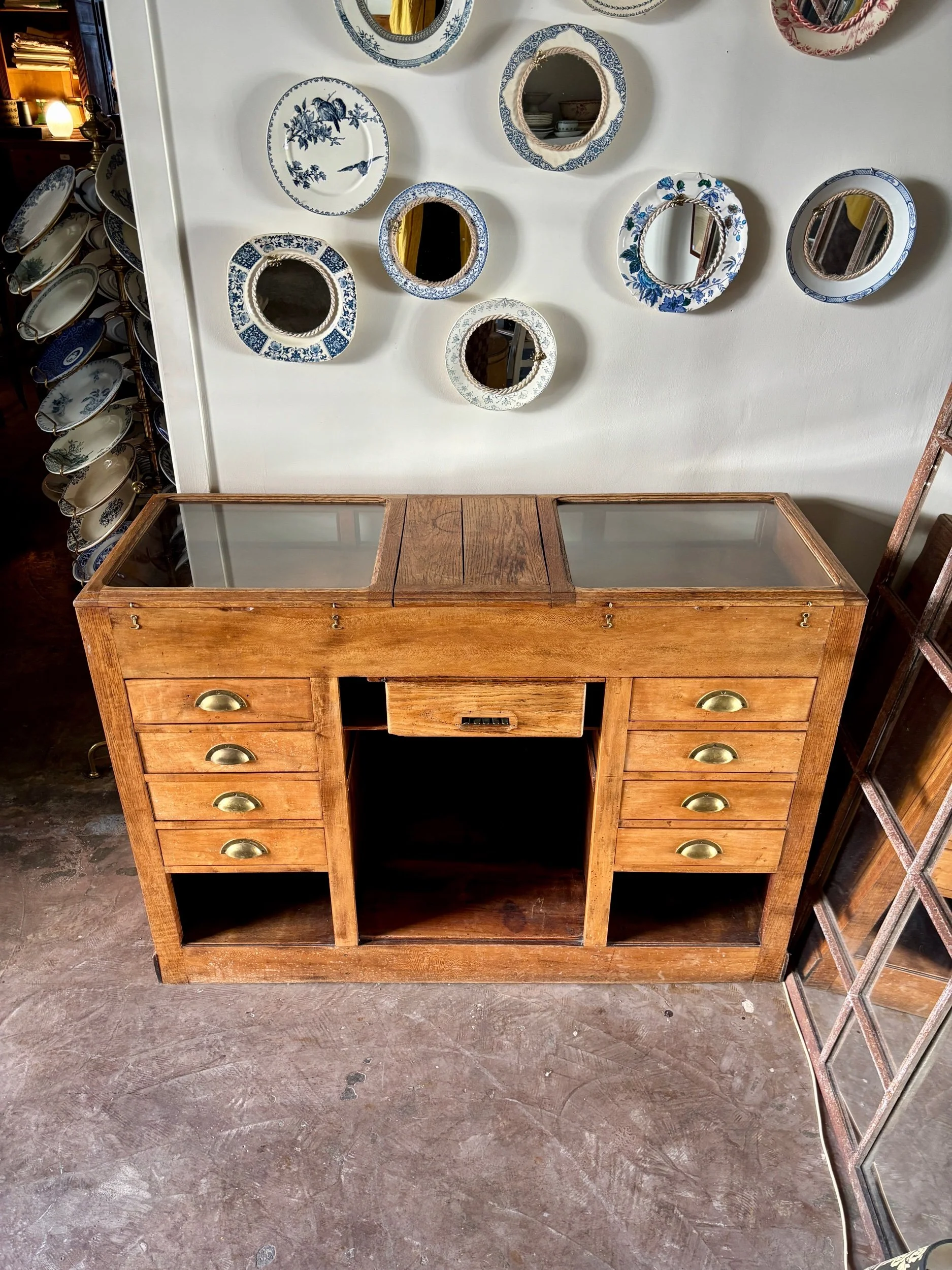 Comptoir, meuble de métier vitré en bois foncé, 8 tiroirs ☐ 140 x 52 cm