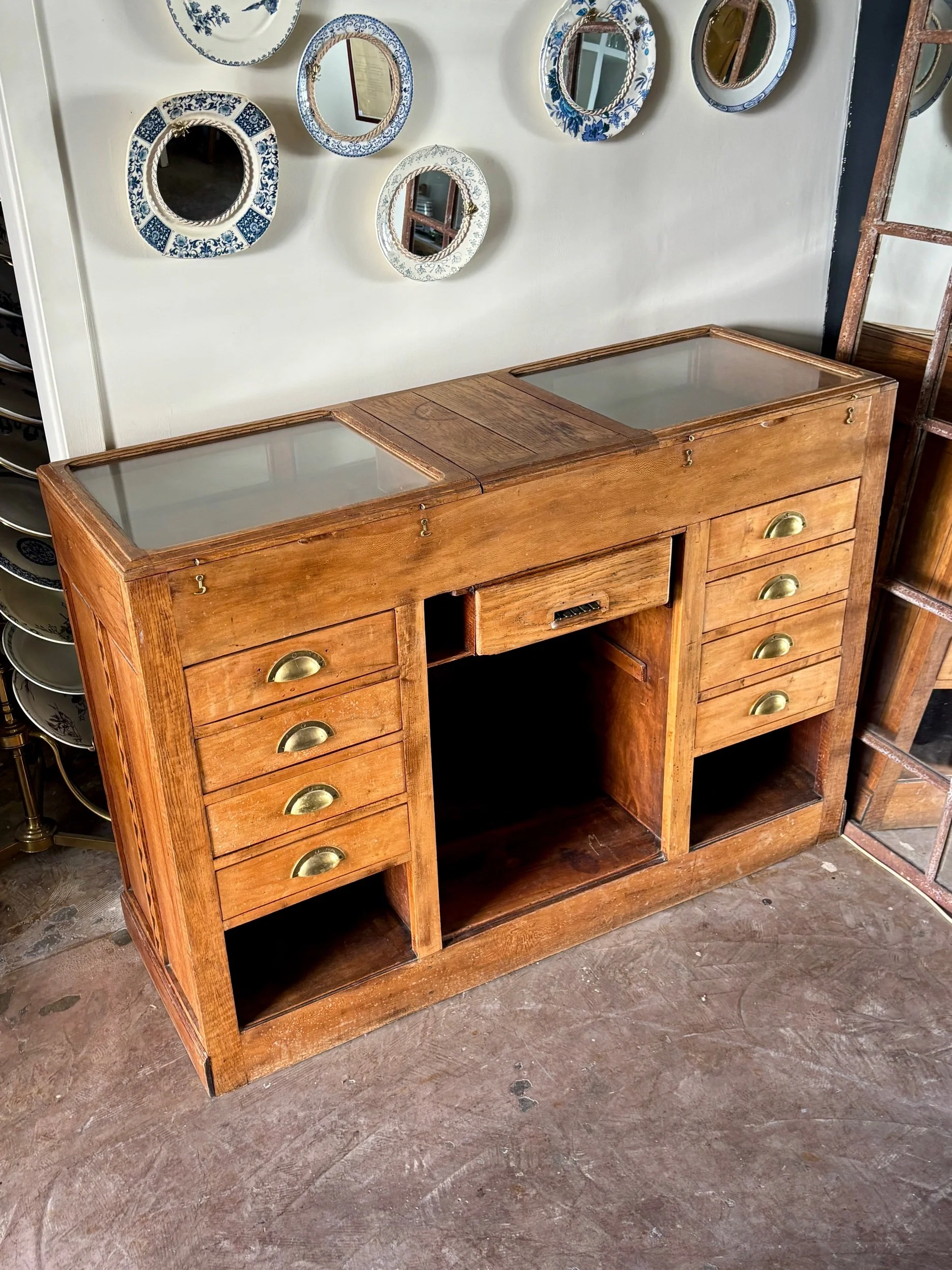 comptoir-meuble-metier-8-tiroirs-bois-fonce-verre-meuble-rangement-vintage-axs-design-paris-france
