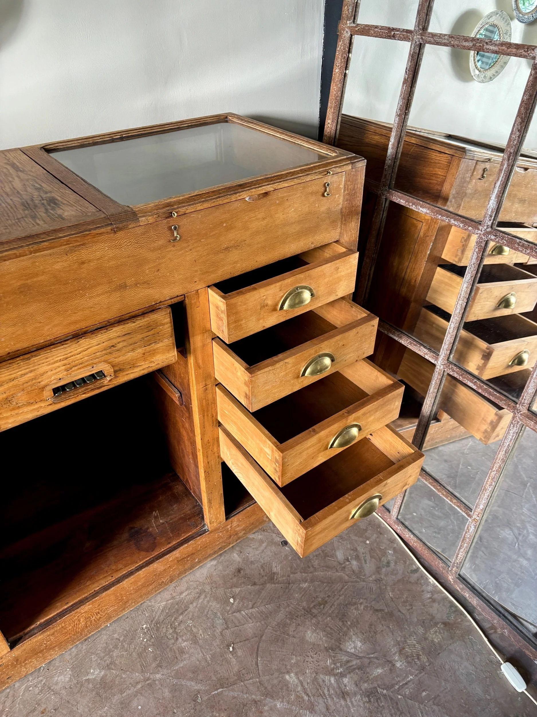 comptoir-meuble-metier-8-tiroirs-bois-fonce-verre-meuble-rangement-vintage-axs-design-paris-france