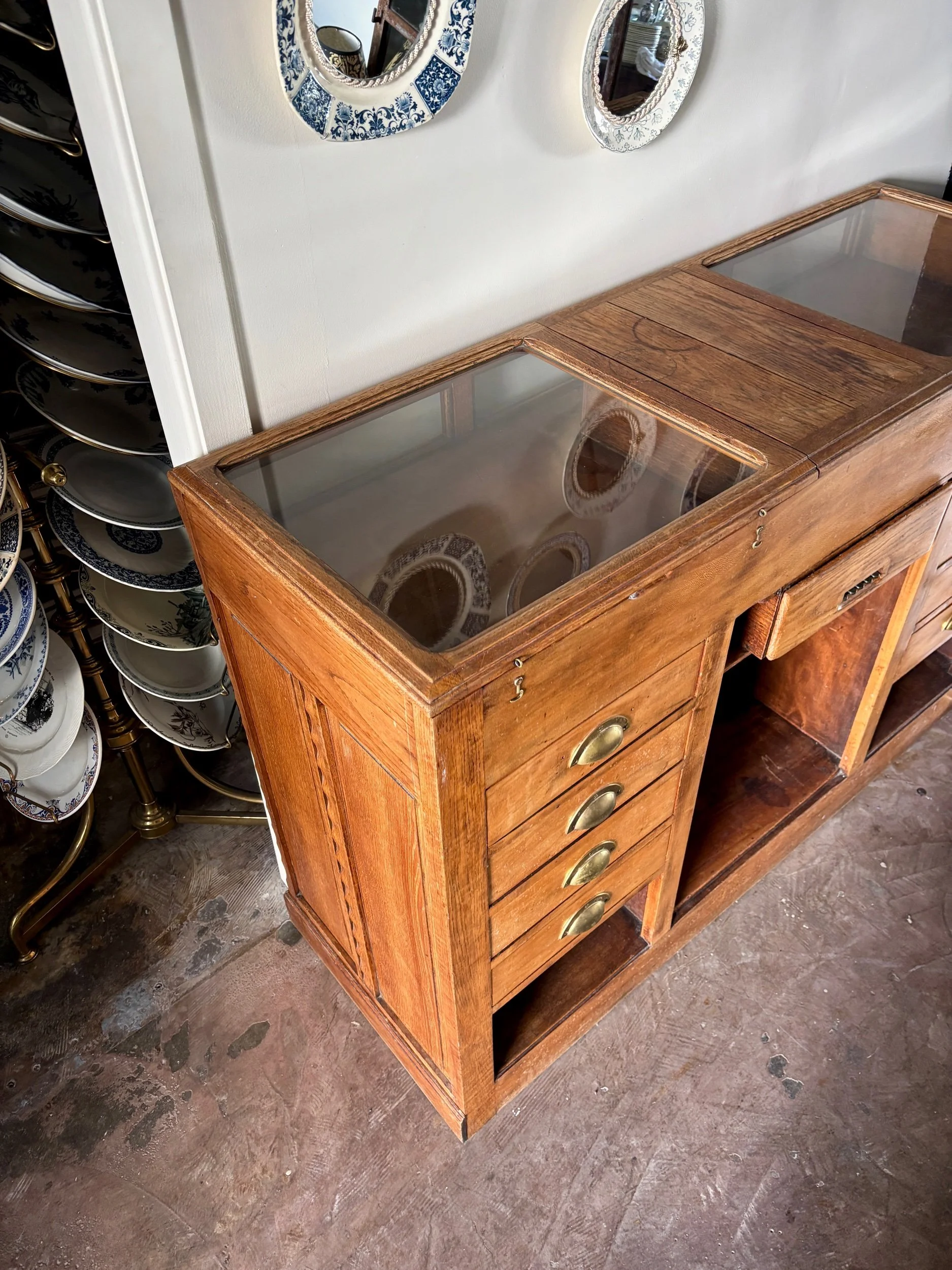 comptoir-meuble-metier-8-tiroirs-bois-fonce-verre-meuble-rangement-vintage-axs-design-paris-france