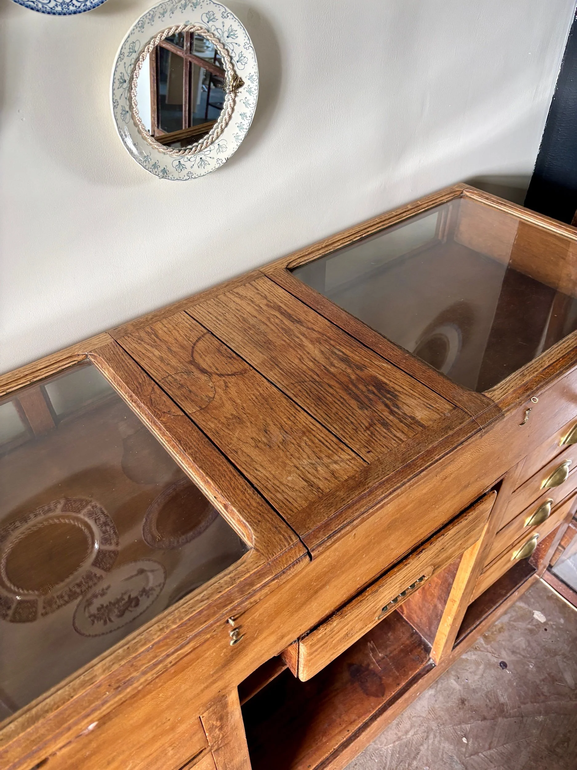comptoir-meuble-metier-8-tiroirs-bois-fonce-verre-meuble-rangement-vintage-axs-design-paris-france