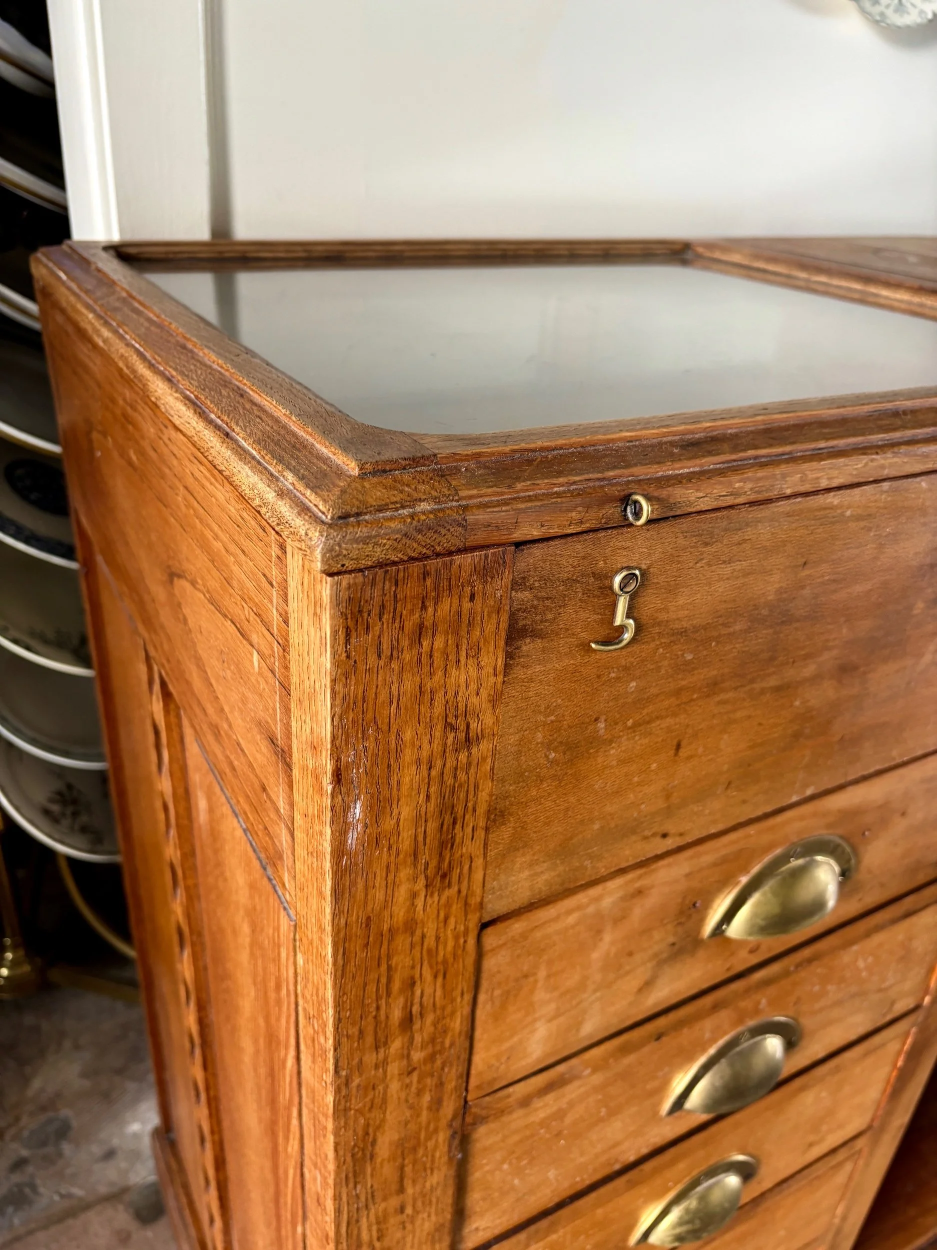 comptoir-meuble-metier-8-tiroirs-bois-fonce-verre-meuble-rangement-vintage-axs-design-paris-france