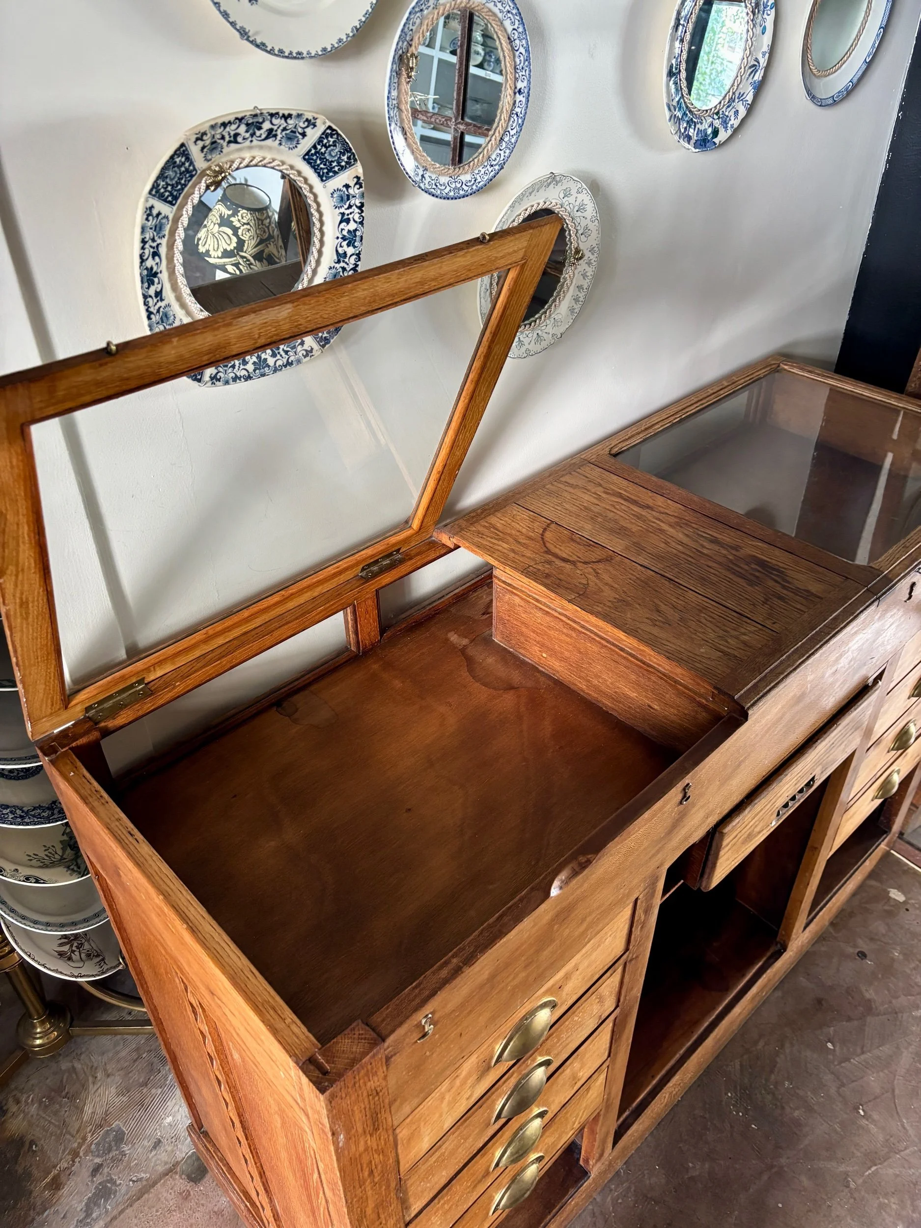 comptoir-meuble-metier-8-tiroirs-bois-fonce-verre-meuble-rangement-vintage-axs-design-paris-france