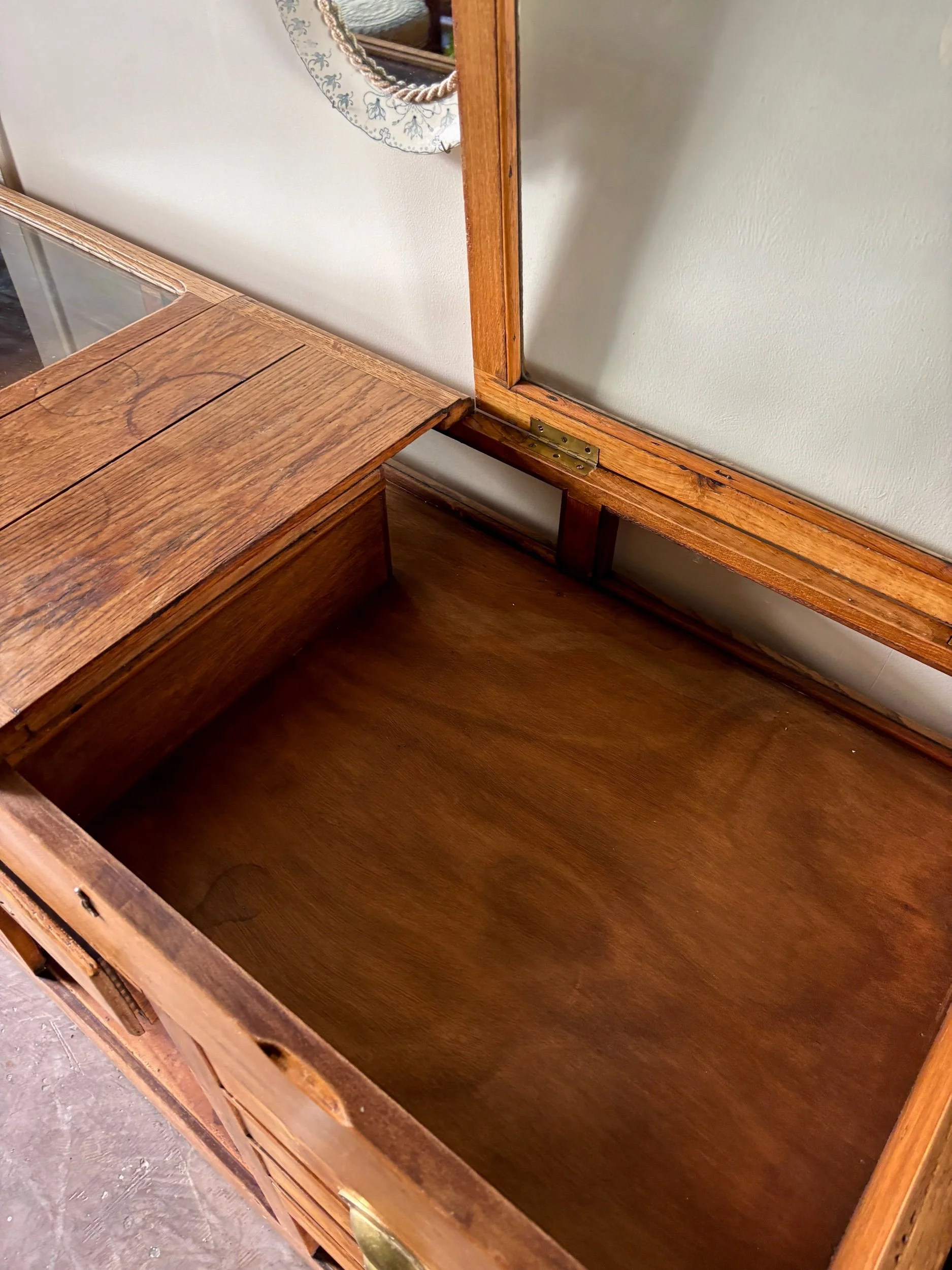 comptoir-meuble-metier-8-tiroirs-bois-fonce-verre-meuble-rangement-vintage-axs-design-paris-france