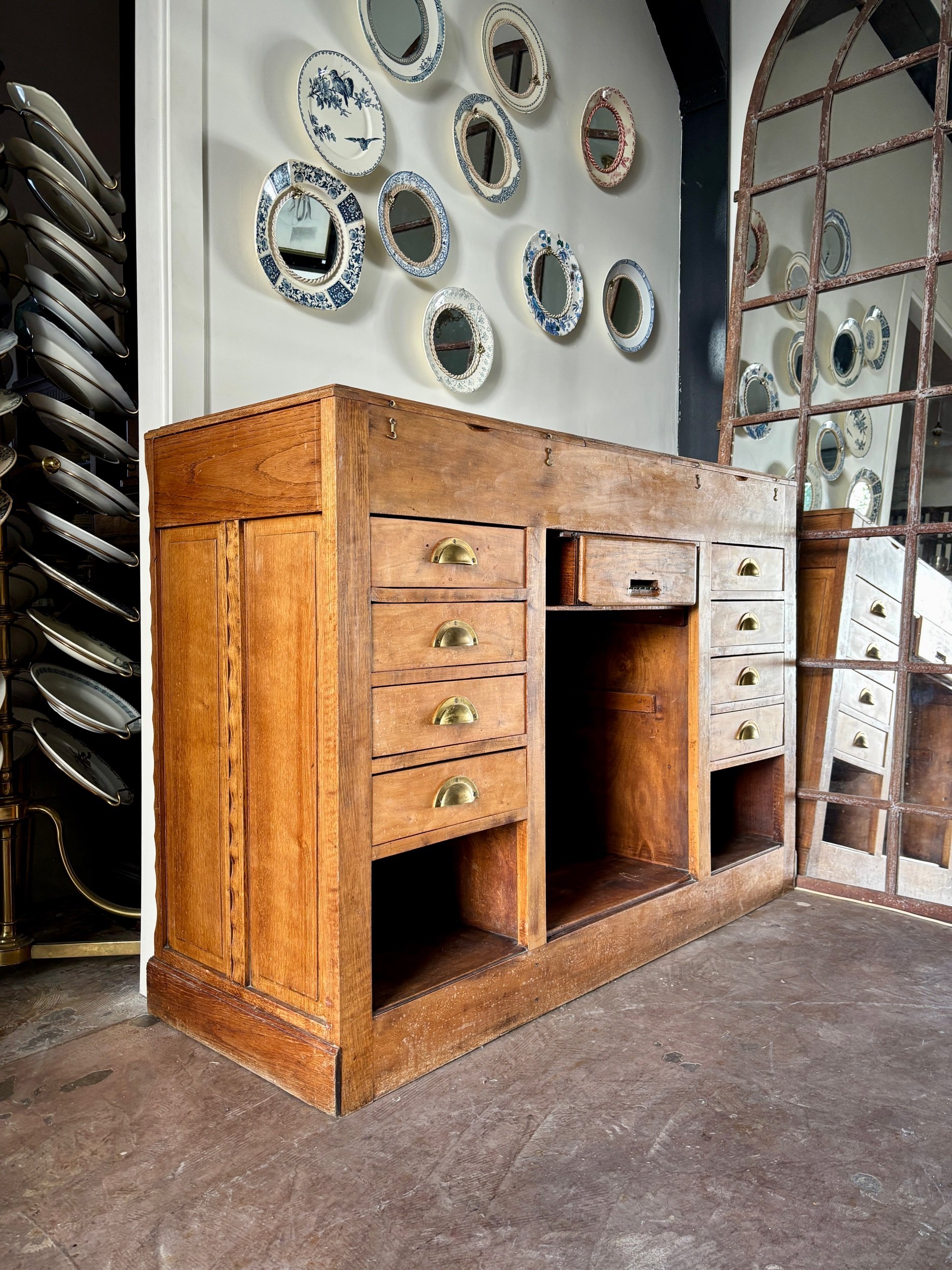 comptoir-meuble-metier-8-tiroirs-bois-fonce-verre-meuble-rangement-vintage-axs-design-paris-france