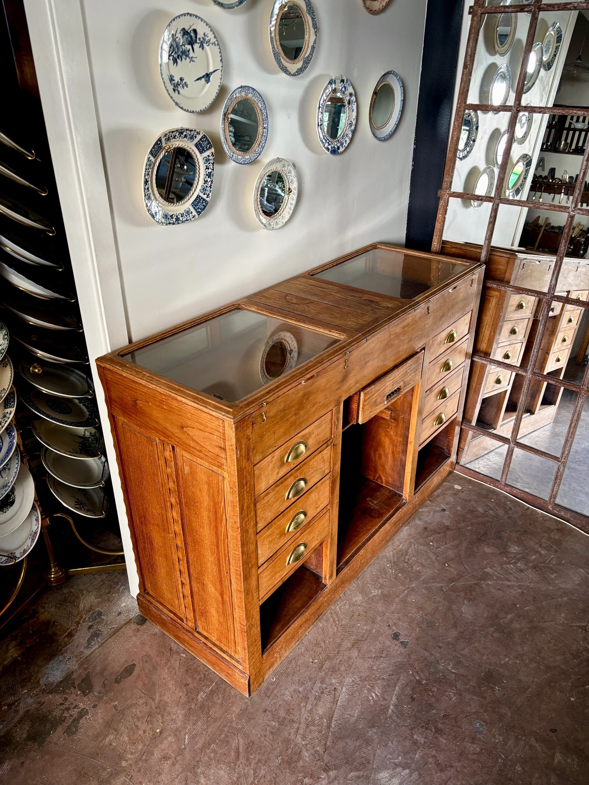 comptoir-meuble-metier-8-tiroirs-bois-fonce-verre-meuble-rangement-vintage-axs-design-paris-france