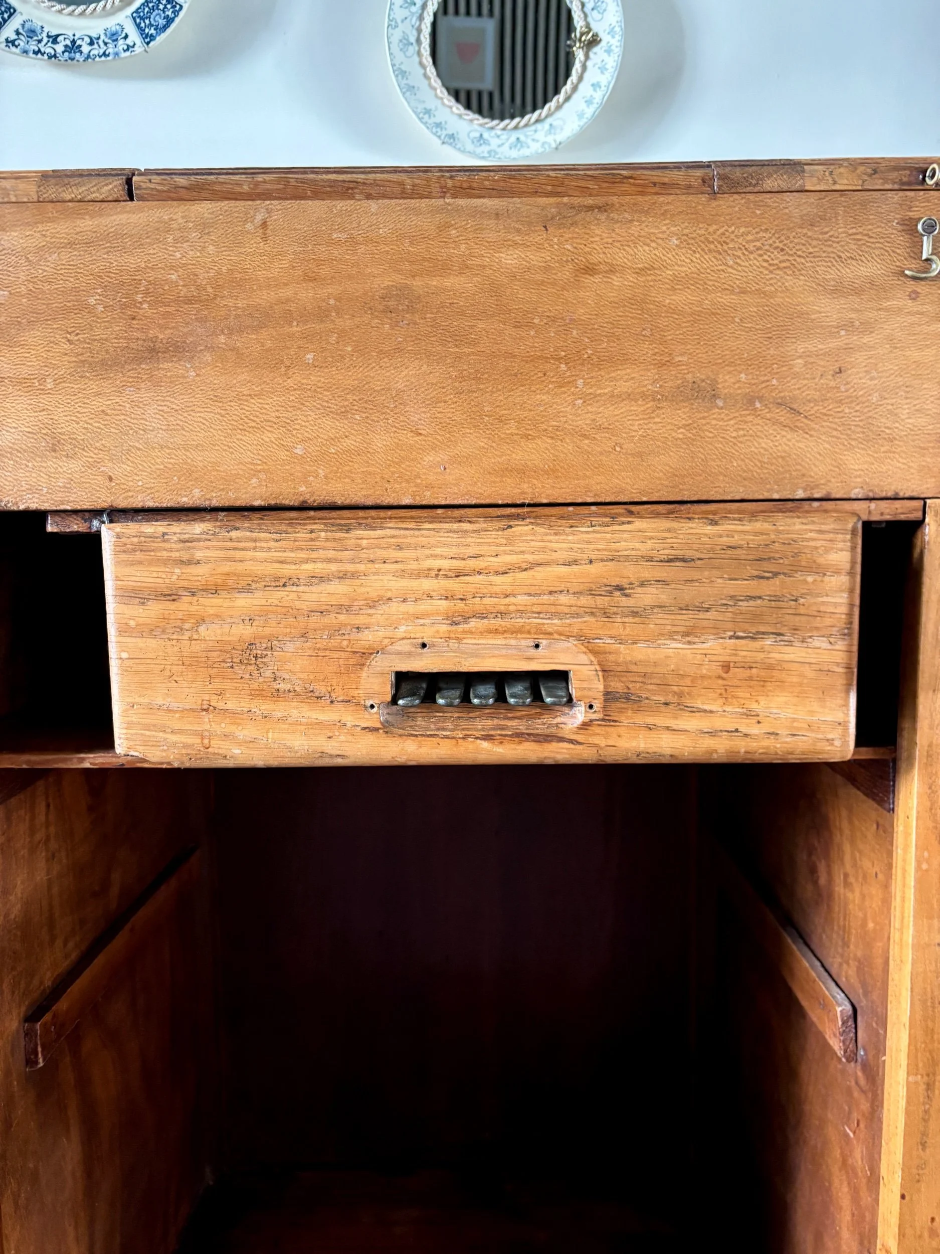 comptoir-meuble-metier-8-tiroirs-bois-fonce-verre-meuble-rangement-vintage-axs-design-paris-france