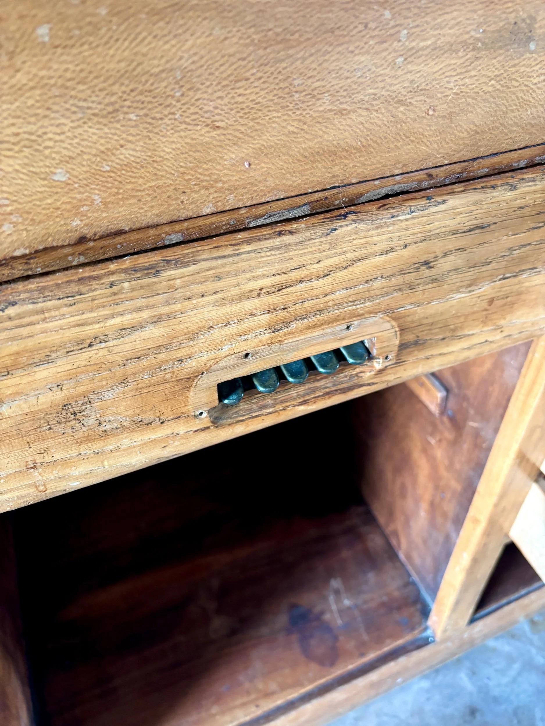 comptoir-meuble-metier-8-tiroirs-bois-fonce-verre-meuble-rangement-vintage-axs-design-paris-france