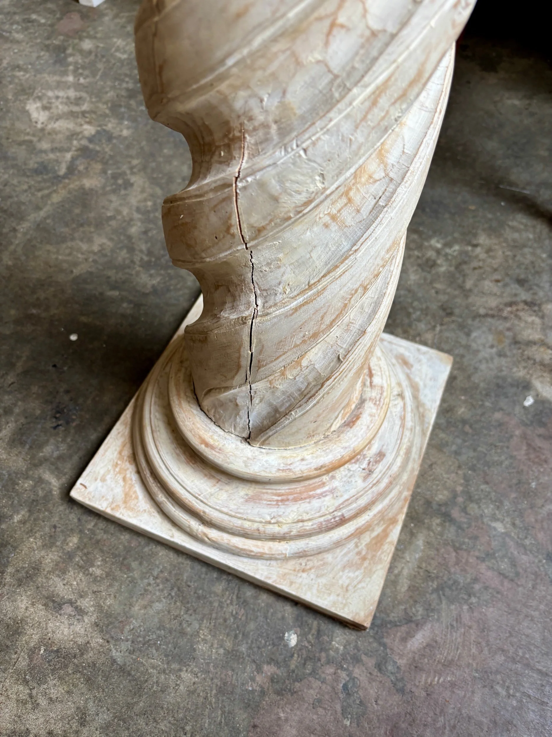 colonne-bois-sculpte-mobilier-vintage-axs-design-paris-france