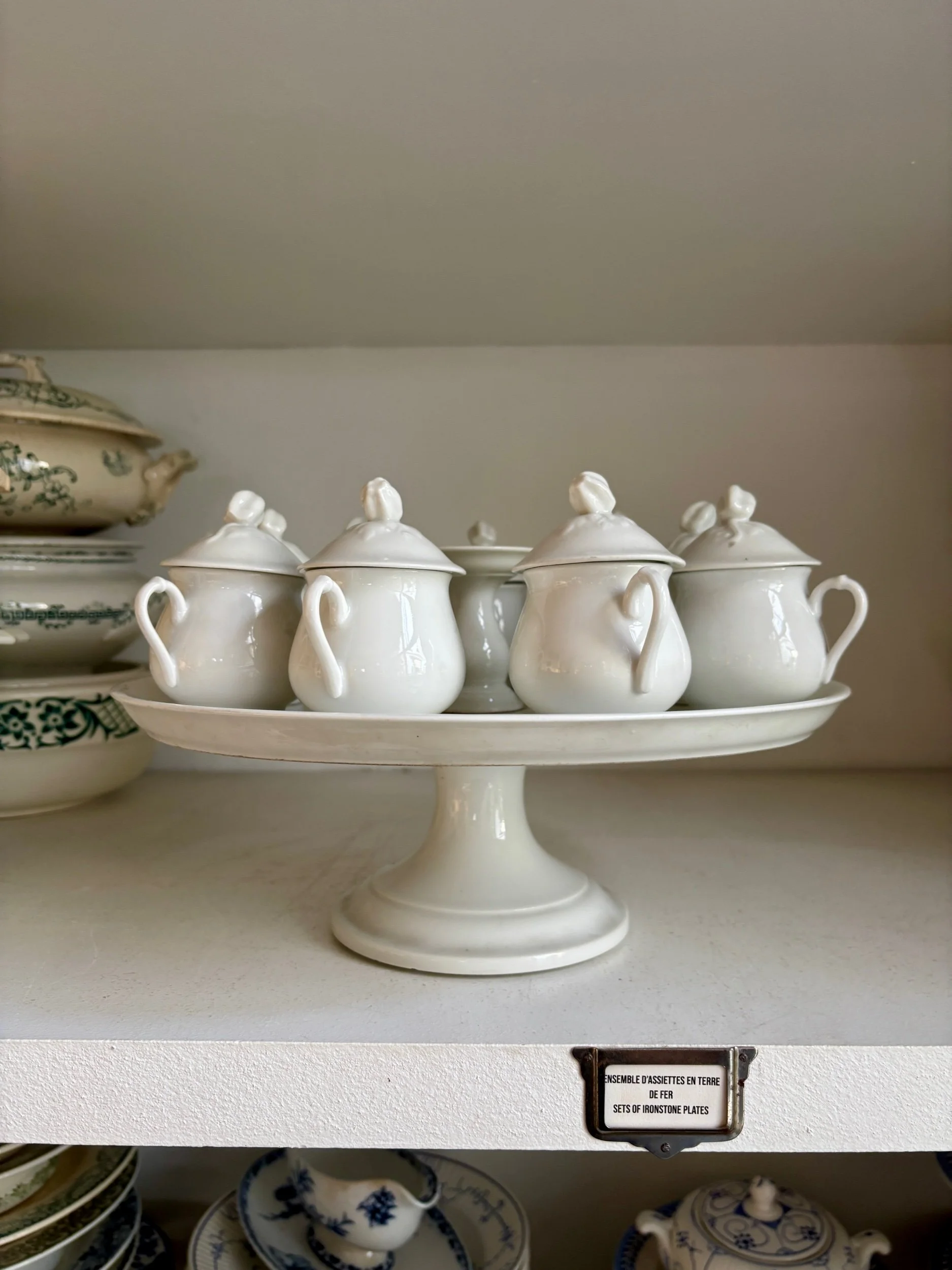 9-pots-creme-assiette-piedouche-porcelaine-blanc-vaisselle-vintage-axs-design-paris-france