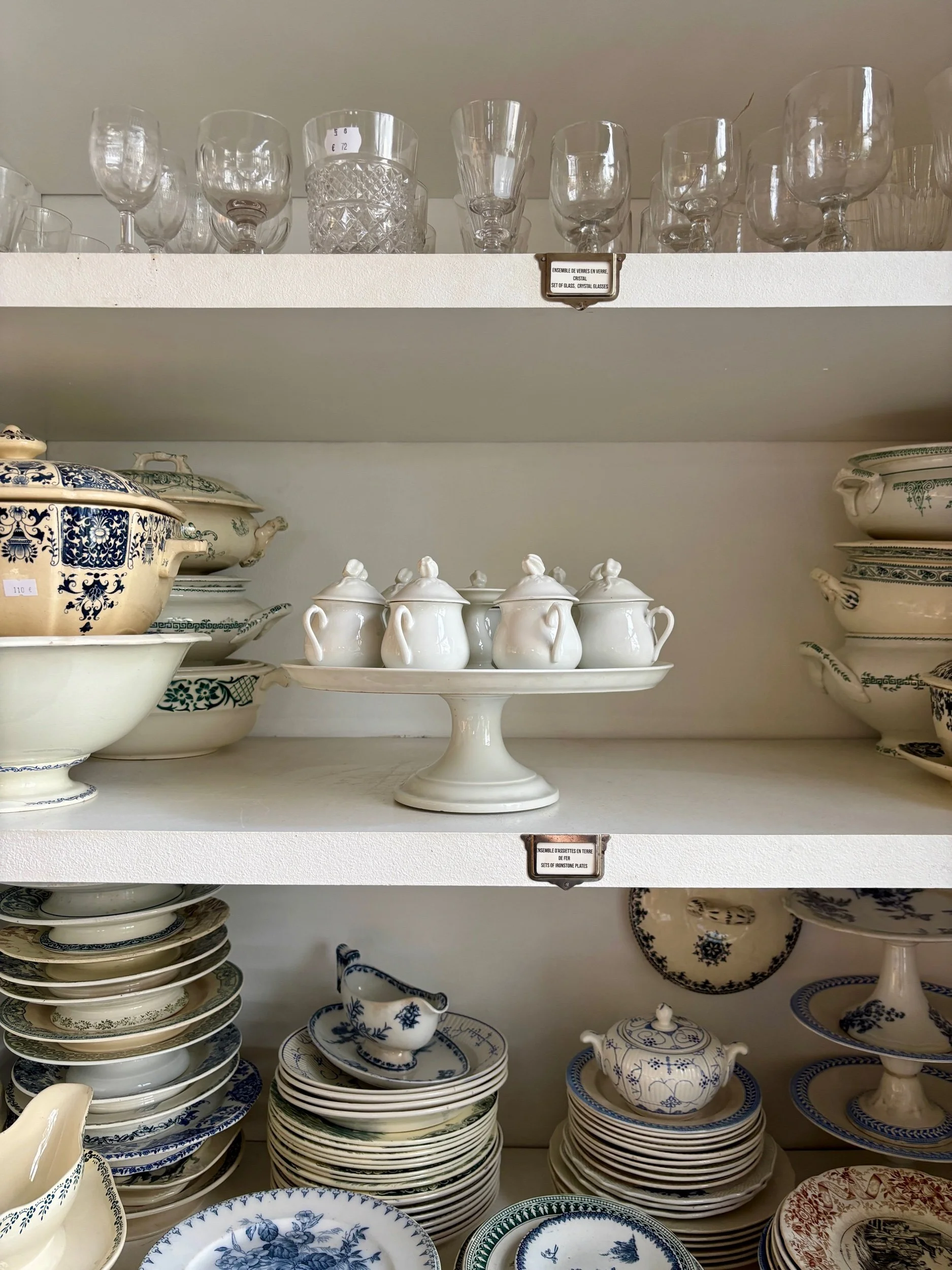 9 pots à crème avec assiette sur piédouche en porcelaine blanche