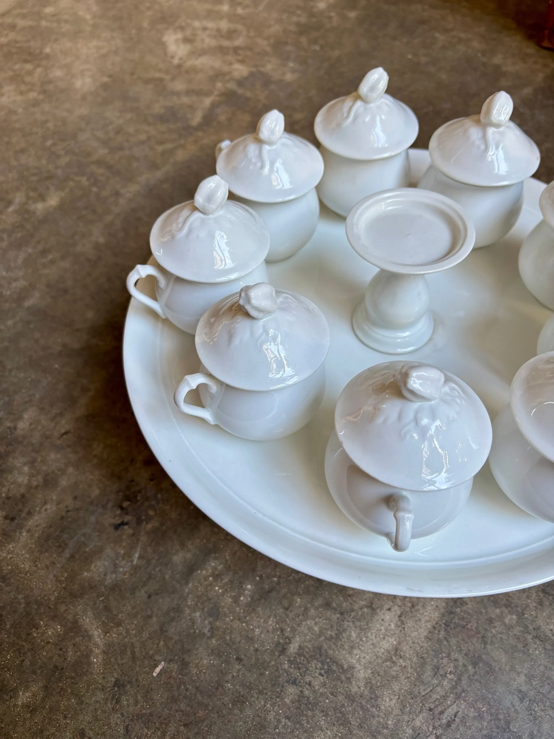 9-pots-creme-assiette-piedouche-porcelaine-blanc-vaisselle-vintage-axs-design-paris-france