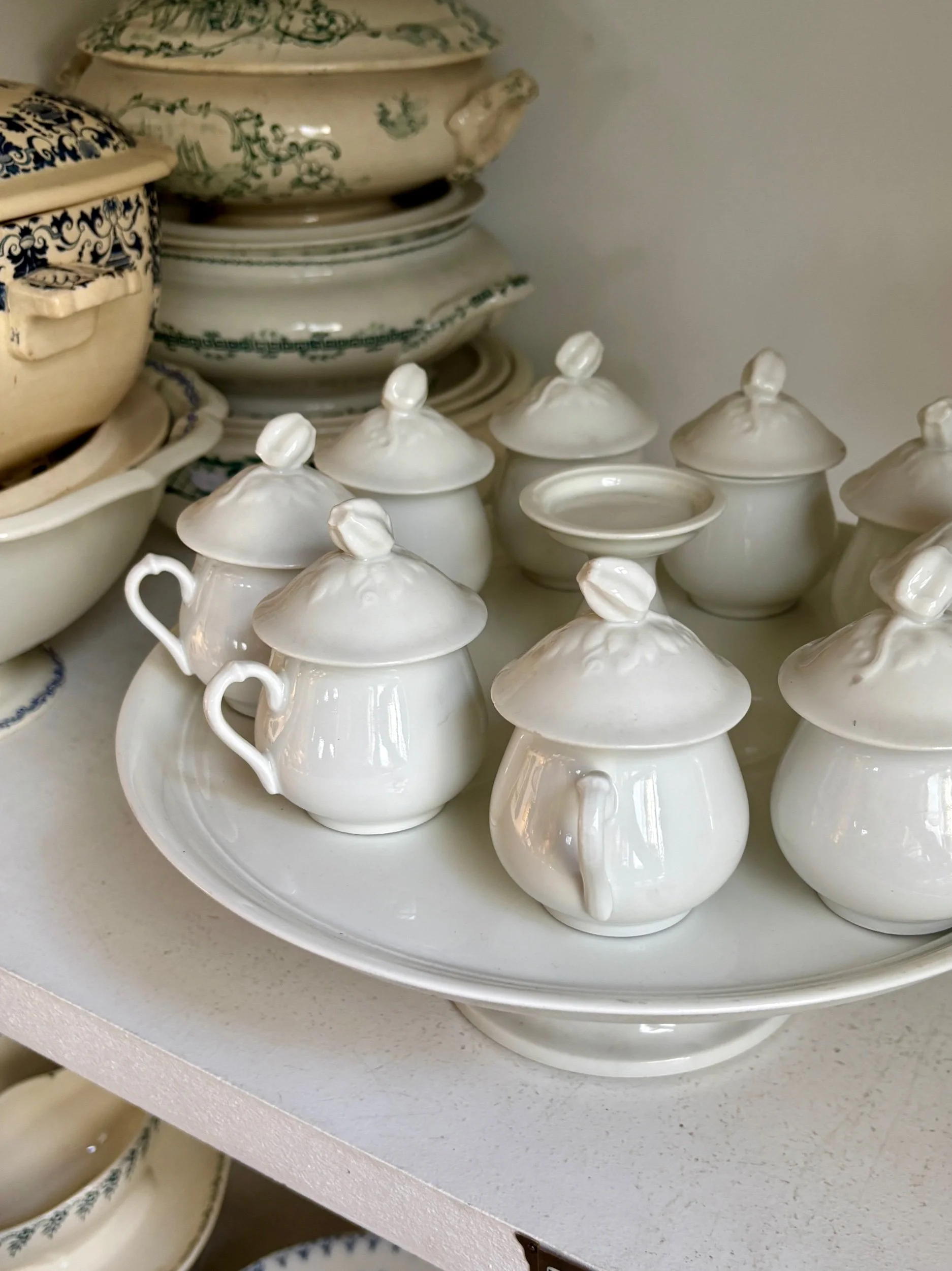 9-pots-creme-assiette-piedouche-porcelaine-blanc-vaisselle-vintage-axs-design-paris-france
