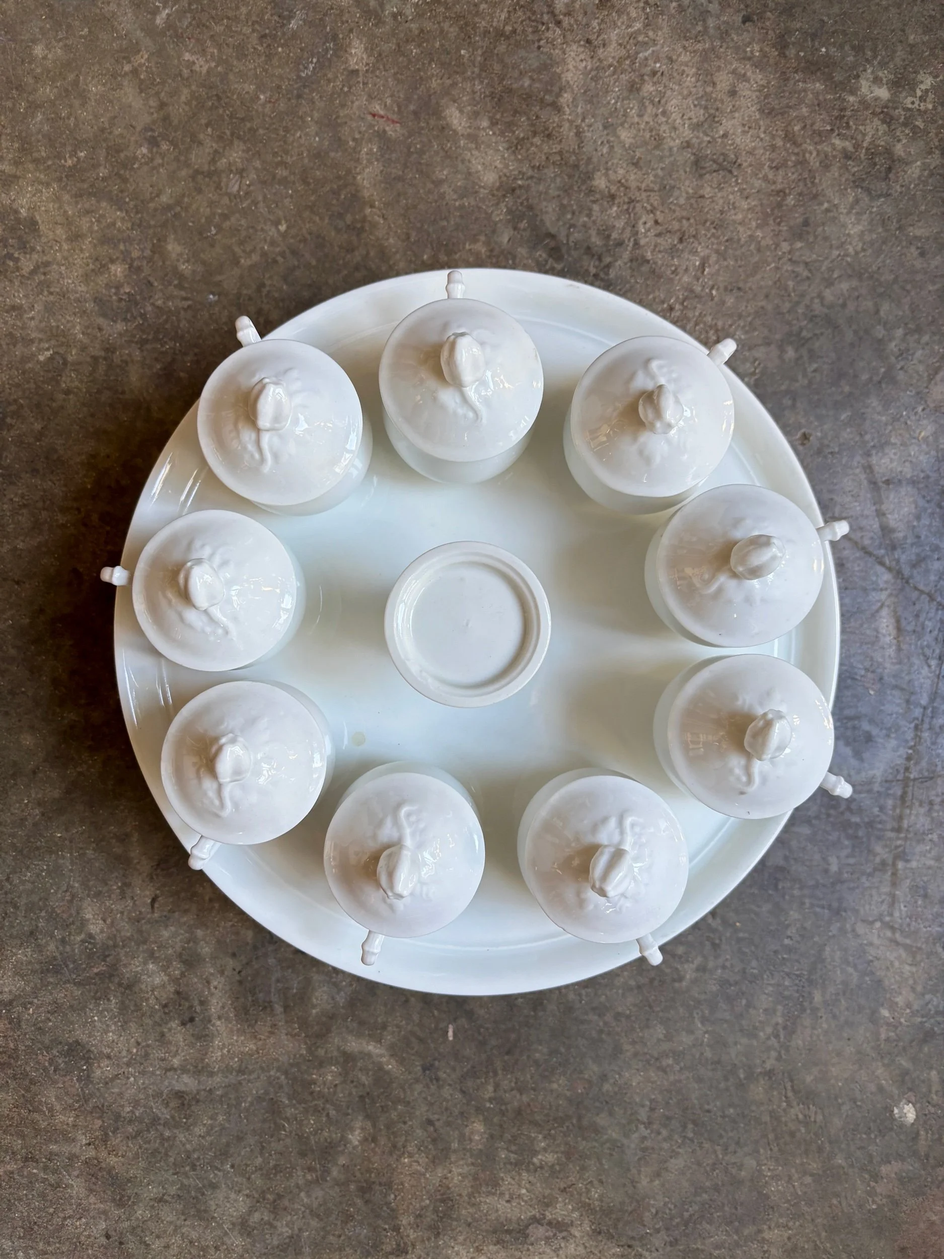 9-pots-creme-assiette-piedouche-porcelaine-blanc-vaisselle-vintage-axs-design-paris-france