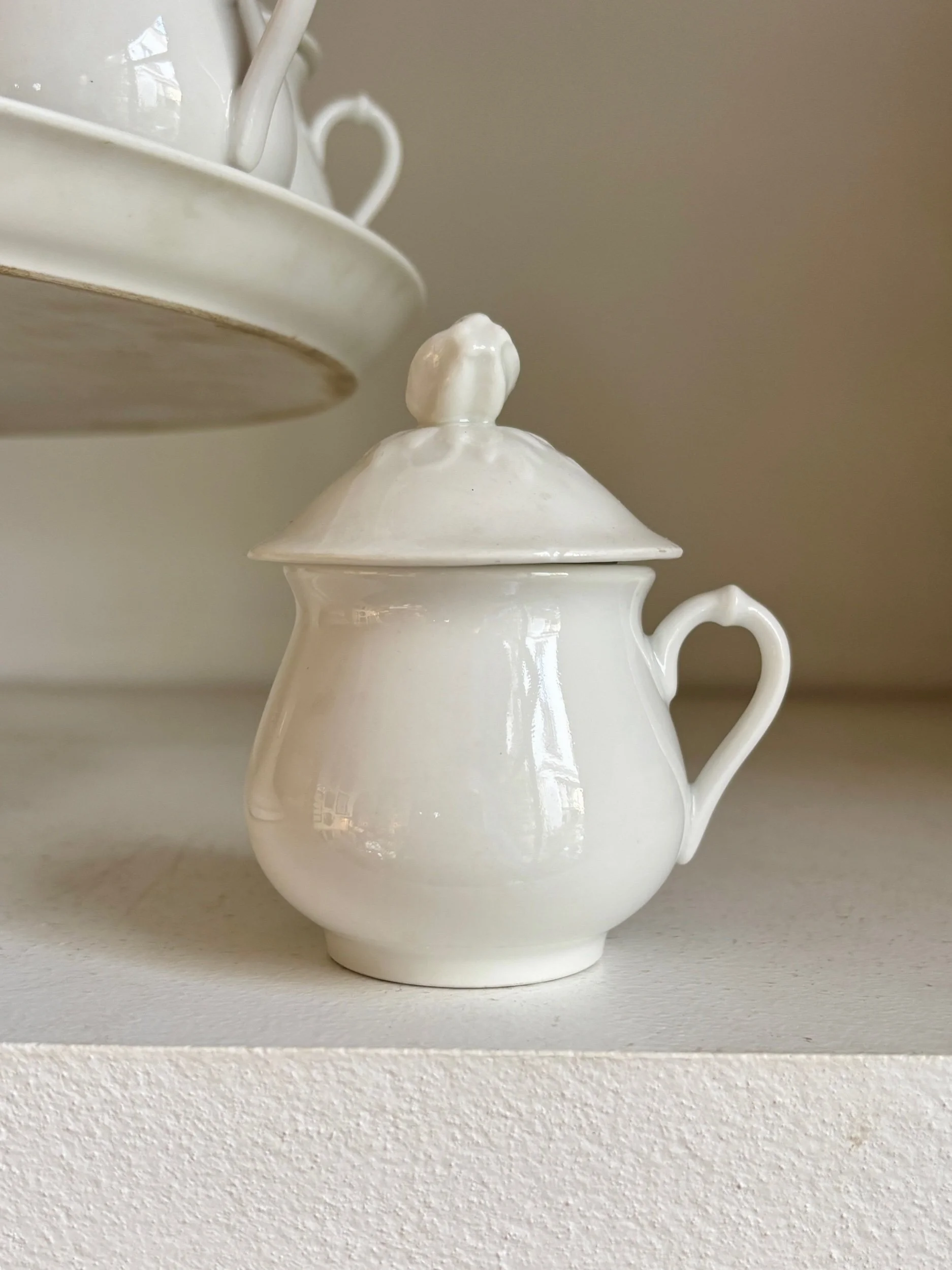 9-pots-creme-assiette-piedouche-porcelaine-blanc-vaisselle-vintage-axs-design-paris-france