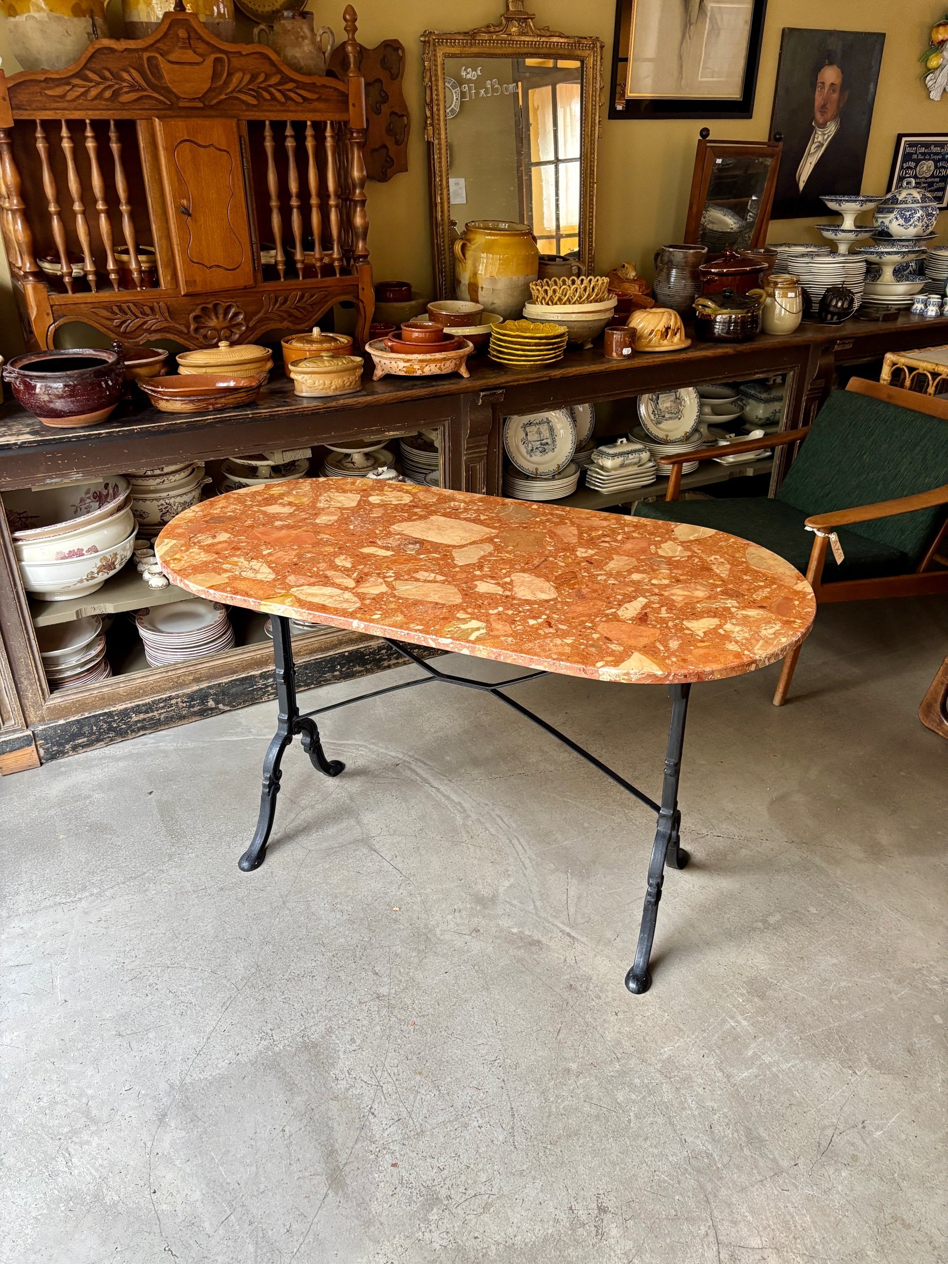 Table bistrot oblongue en pierre de Caunes et fonte de fer noire, 120 x 60 cm