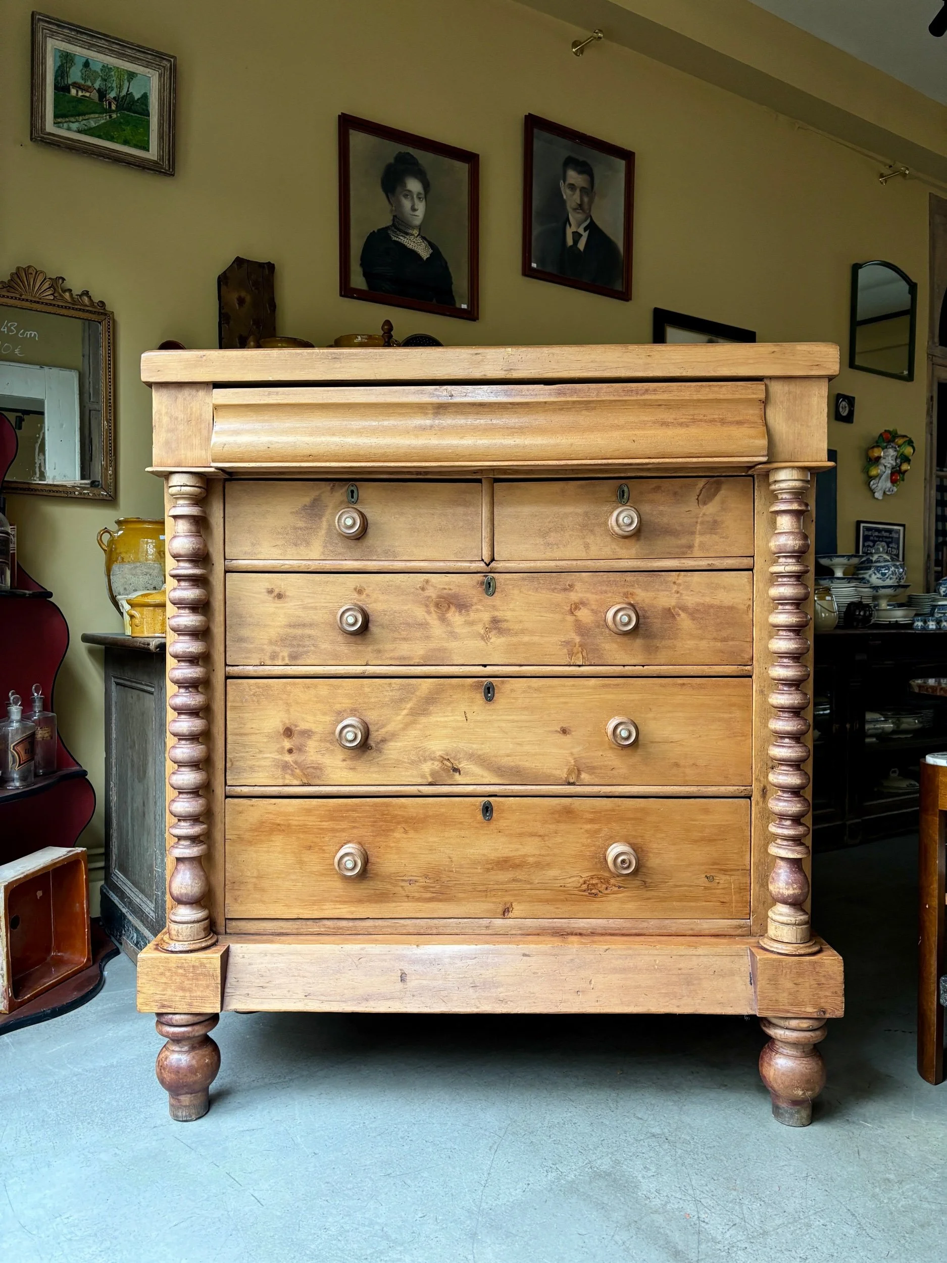 Meuble d'appui, commode 6 tiroirs en pitchpin tourné