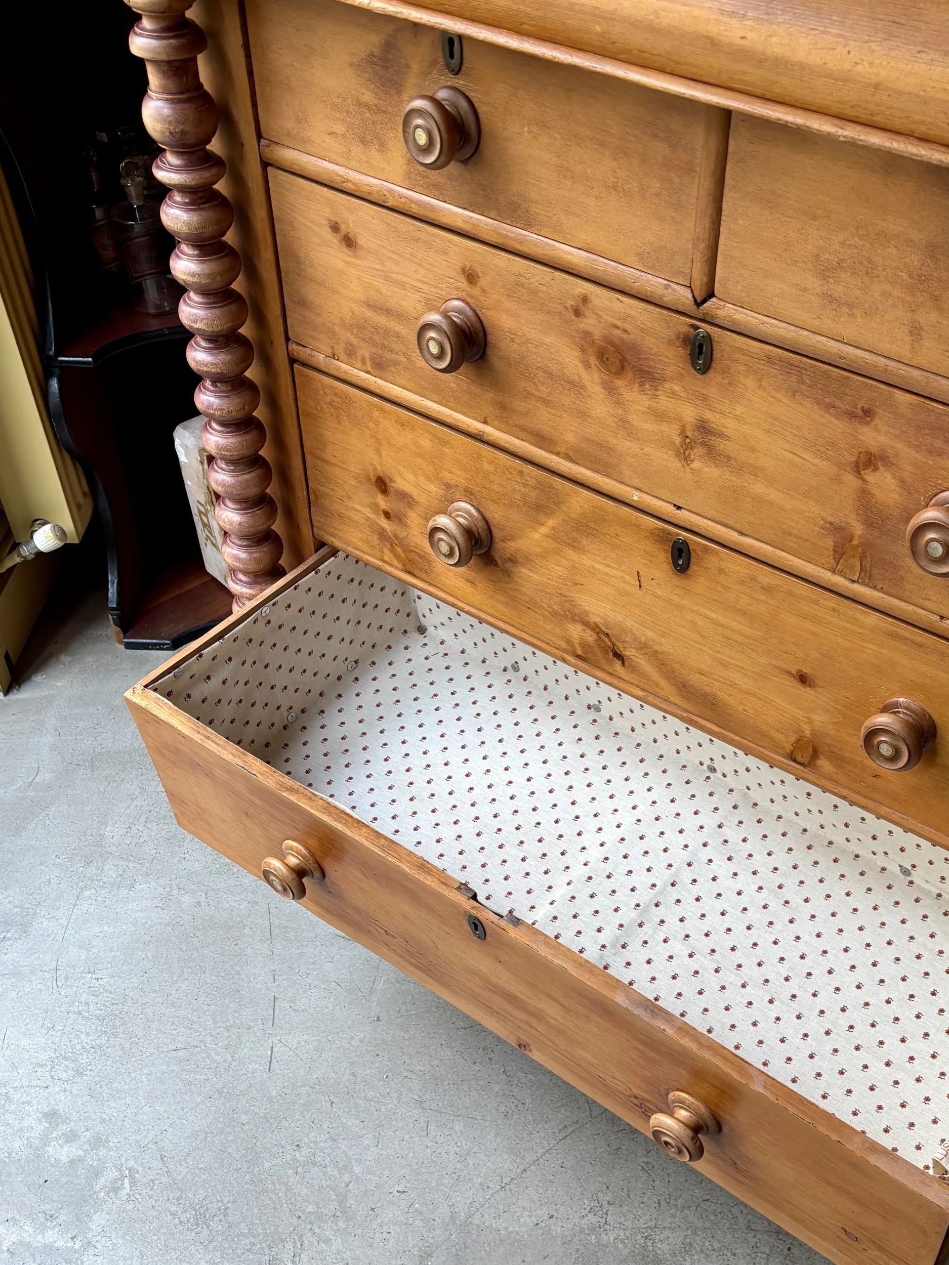 meuble-appui-commode-6-tiroirs-pitchpin-bois-tourne-mobilier-classique-vintage-axs-design-paris-france
